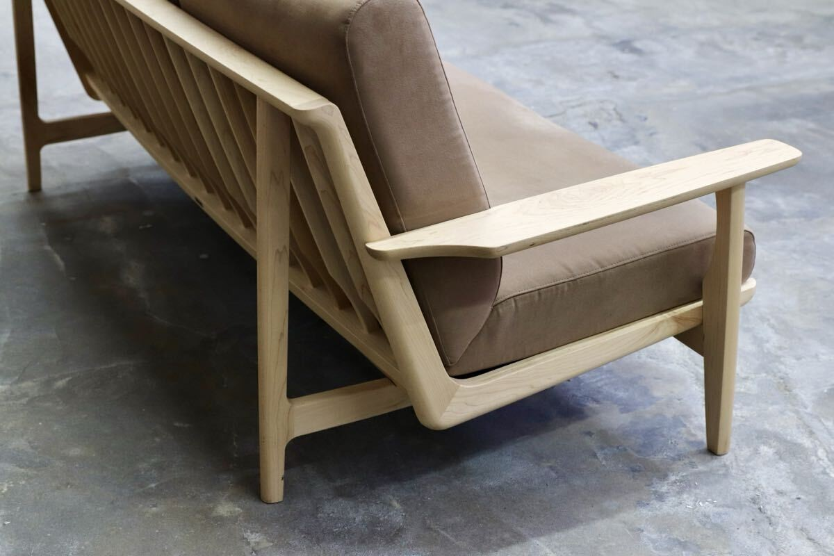 GMIK704○karimoku / カリモク WU6153 3人掛けソファ トリプルソファ ピュアメープル 布張り 長椅子 国産家具 約39万 展示品