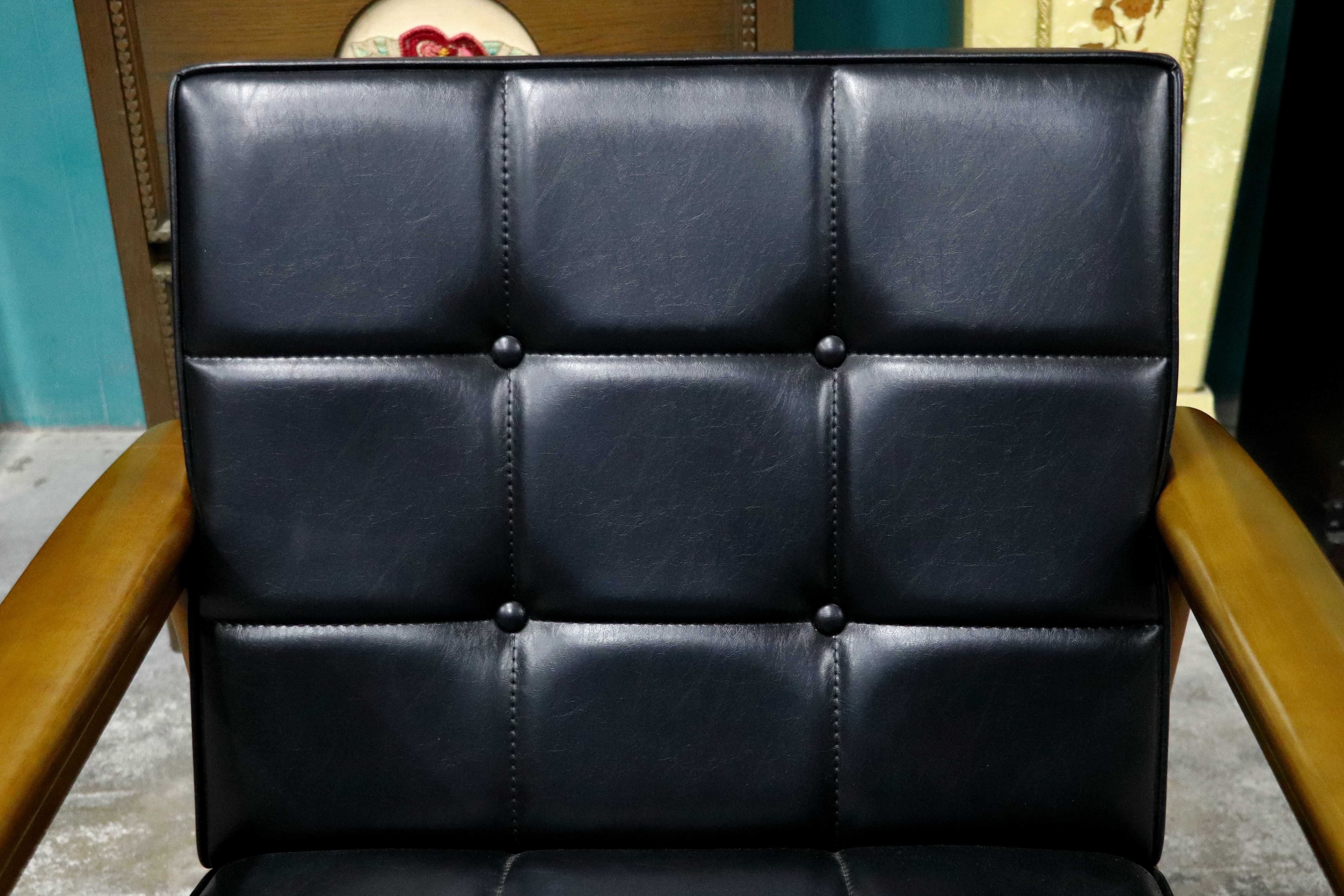 GMIK650B○カリモク60 Kチェア 1シーター スタンダードブラック 合皮 ラウンジチェア 肘掛け椅子 シングルソファ 展示品