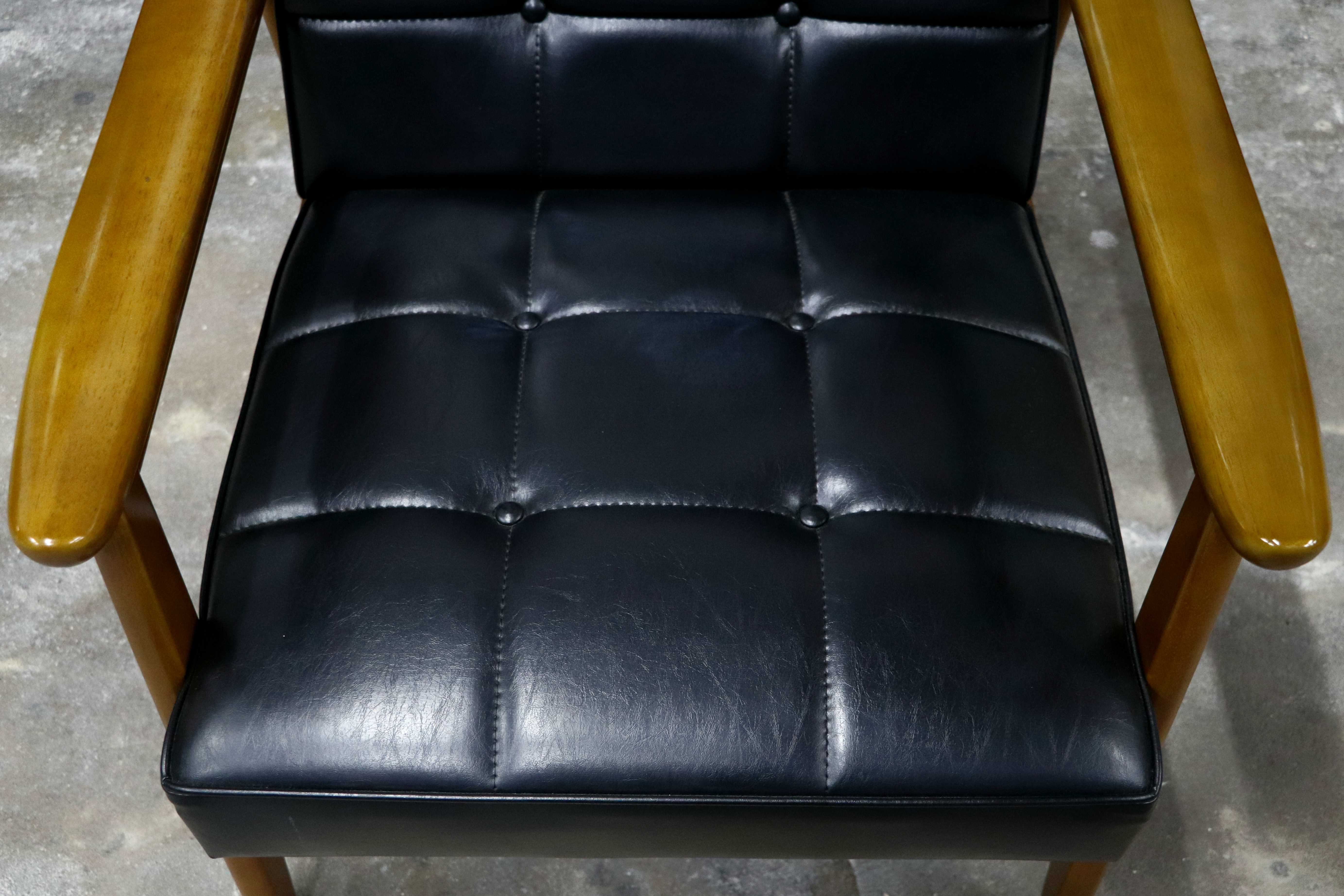 GMIK650B○カリモク60 Kチェア 1シーター スタンダードブラック 合皮 ラウンジチェア 肘掛け椅子 シングルソファ 展示品