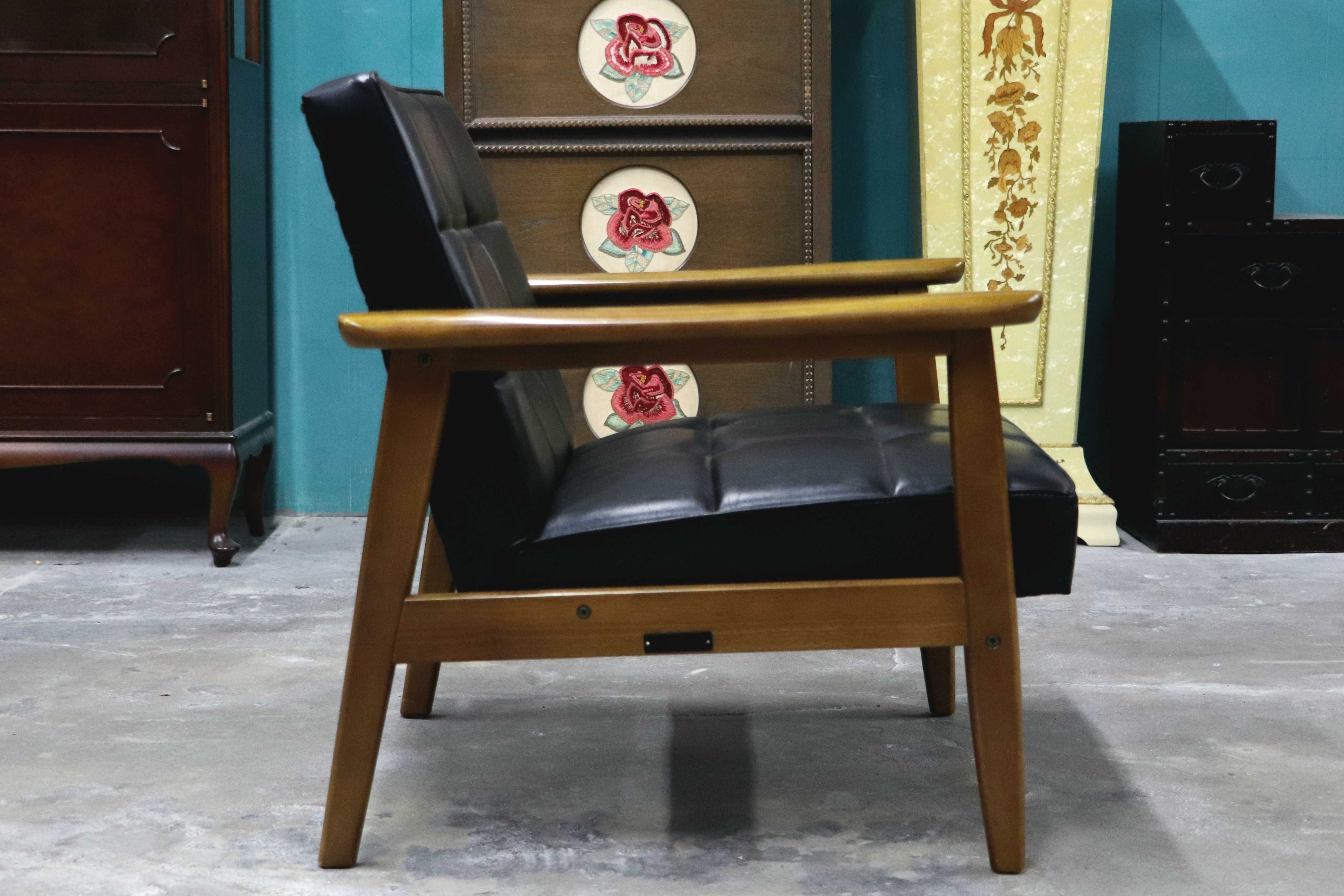 GMIK650B○カリモク60 Kチェア 1シーター スタンダードブラック 合皮 ラウンジチェア 肘掛け椅子 シングルソファ 展示品