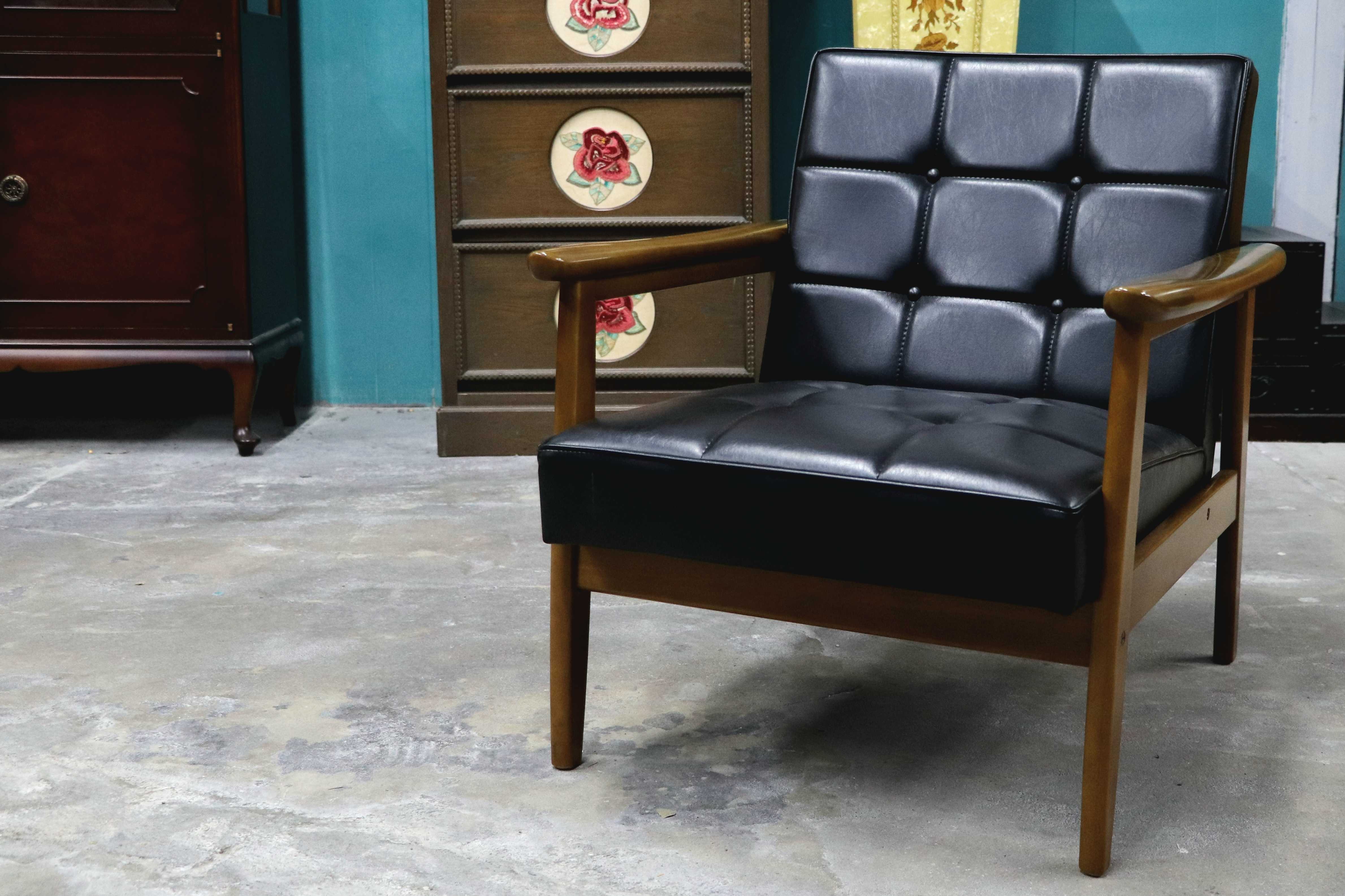 GMIK650B○カリモク60 Kチェア 1シーター スタンダードブラック 合皮 ラウンジチェア 肘掛け椅子 シングルソファ 展示品