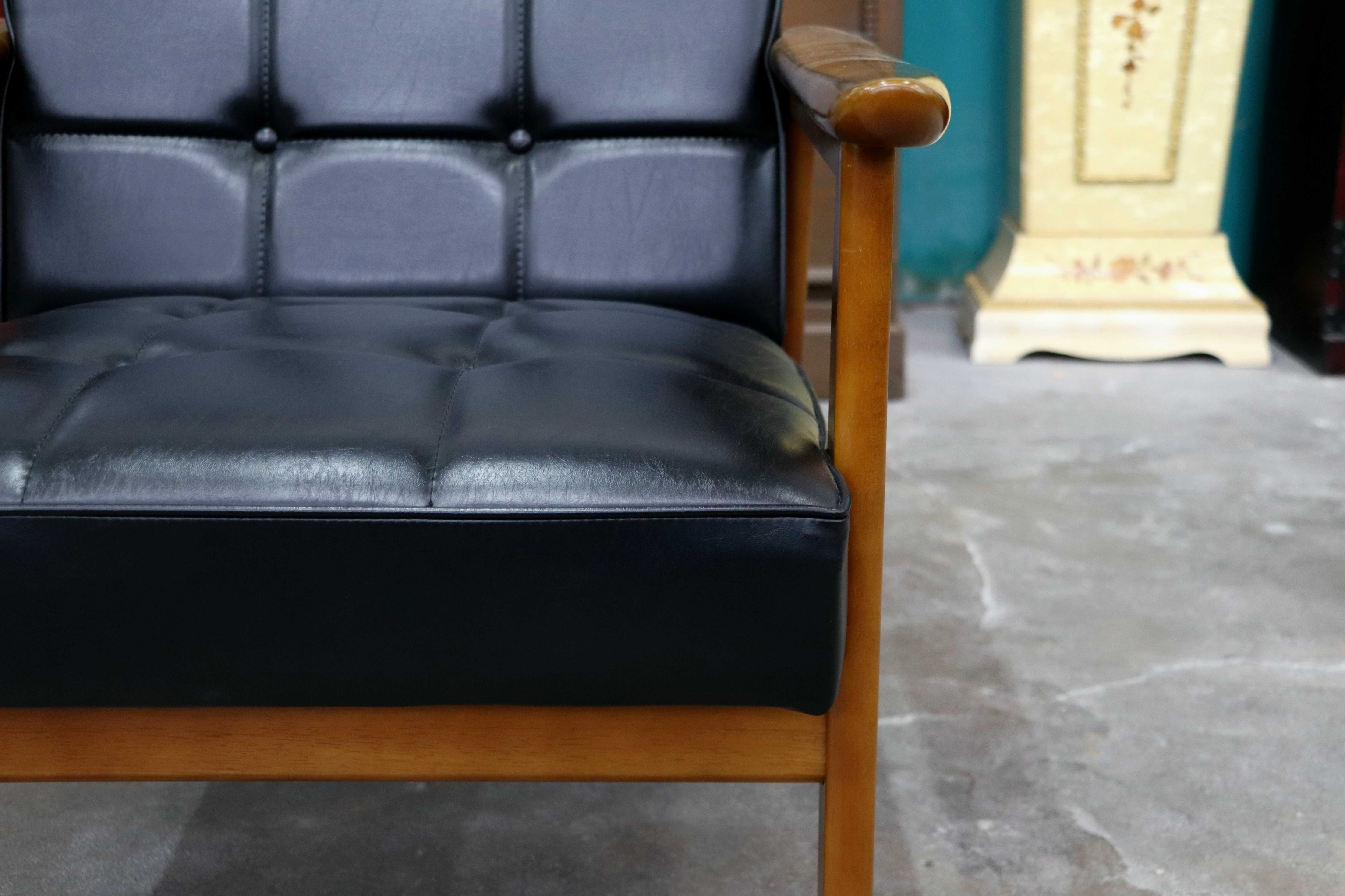 GMIK650C○カリモク60 Kチェア 1シーター スタンダードブラック 合皮 ラウンジチェア 肘掛け椅子 シングルソファ 展示品