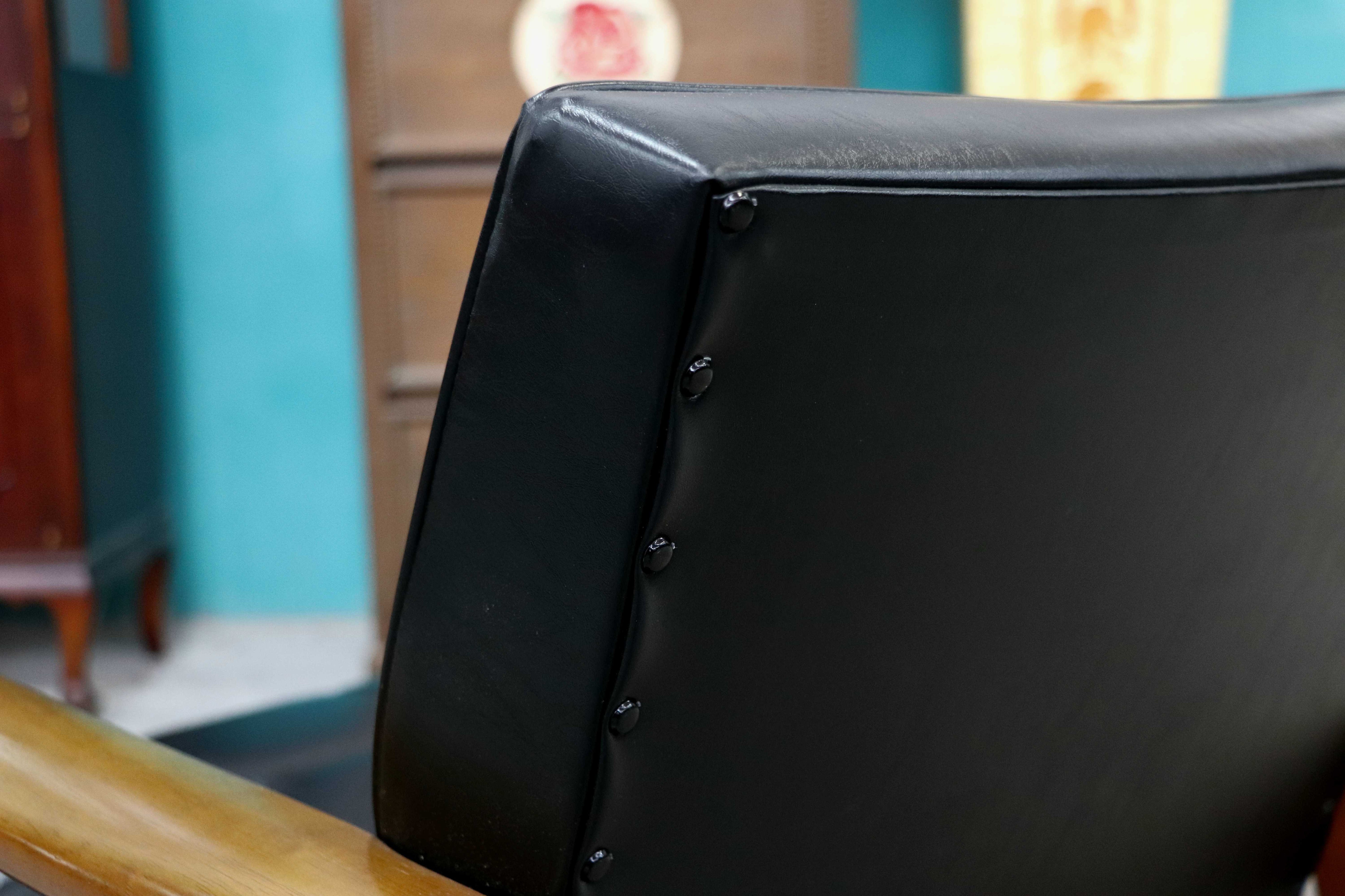 GMIK650C○カリモク60 Kチェア 1シーター スタンダードブラック 合皮 ラウンジチェア 肘掛け椅子 シングルソファ 展示品