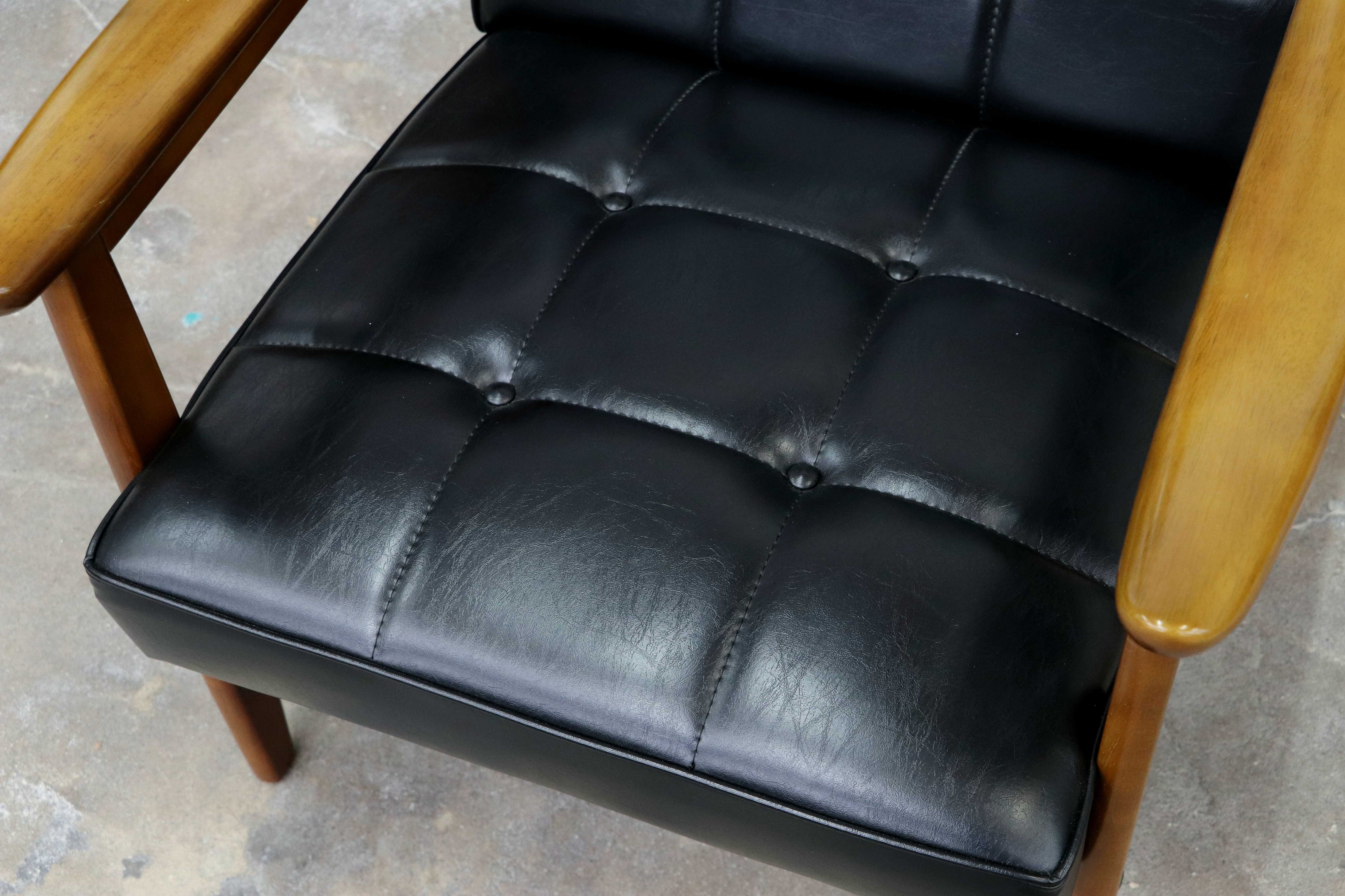 GMIK650C○カリモク60 Kチェア 1シーター スタンダードブラック 合皮 ラウンジチェア 肘掛け椅子 シングルソファ 展示品