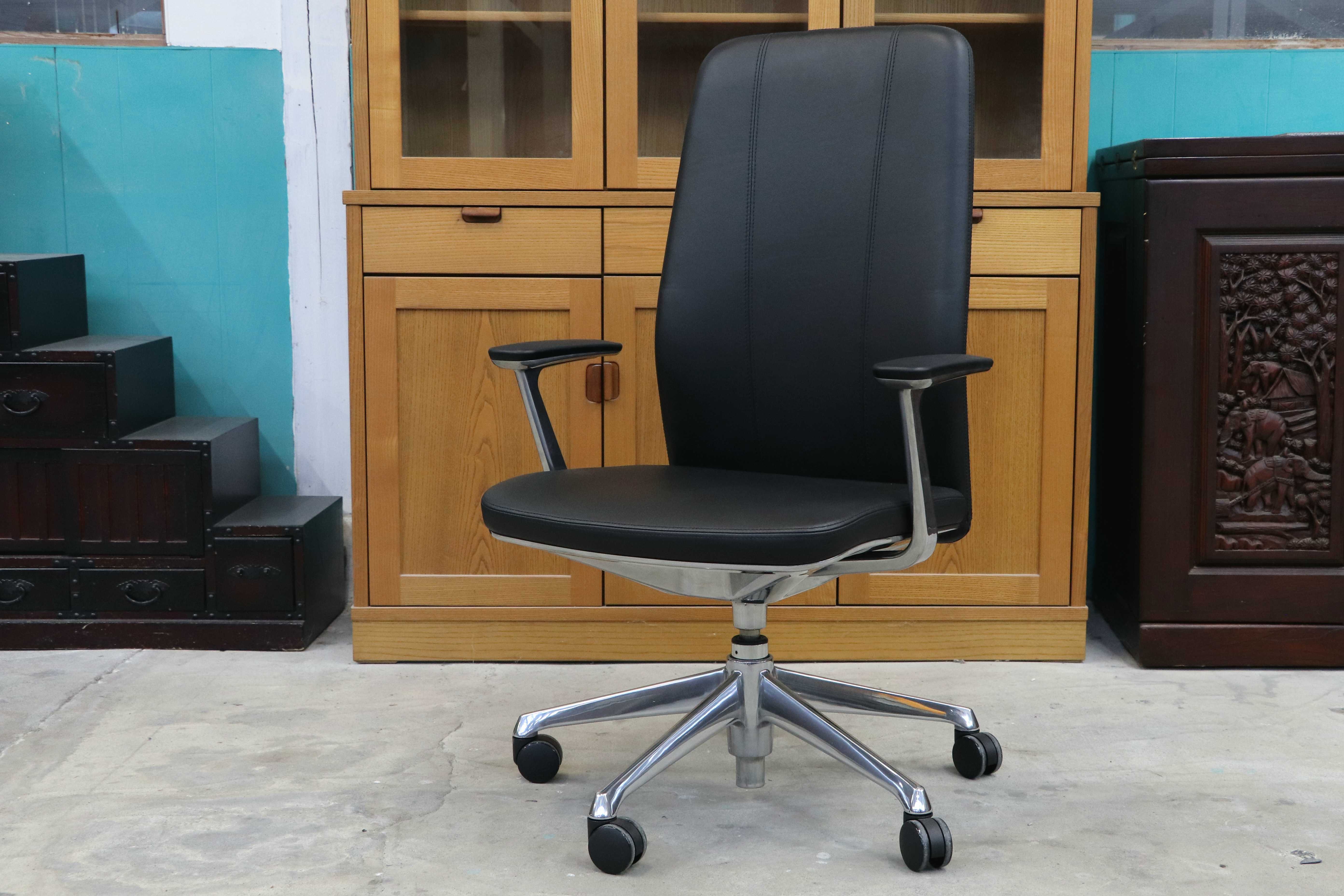 GMIK678E○okamura / オカムラ CRAFTIE クラフティー デスクチェア オフィスチェア アームチェア 本革 ウォールナット 定価約38万 展示品