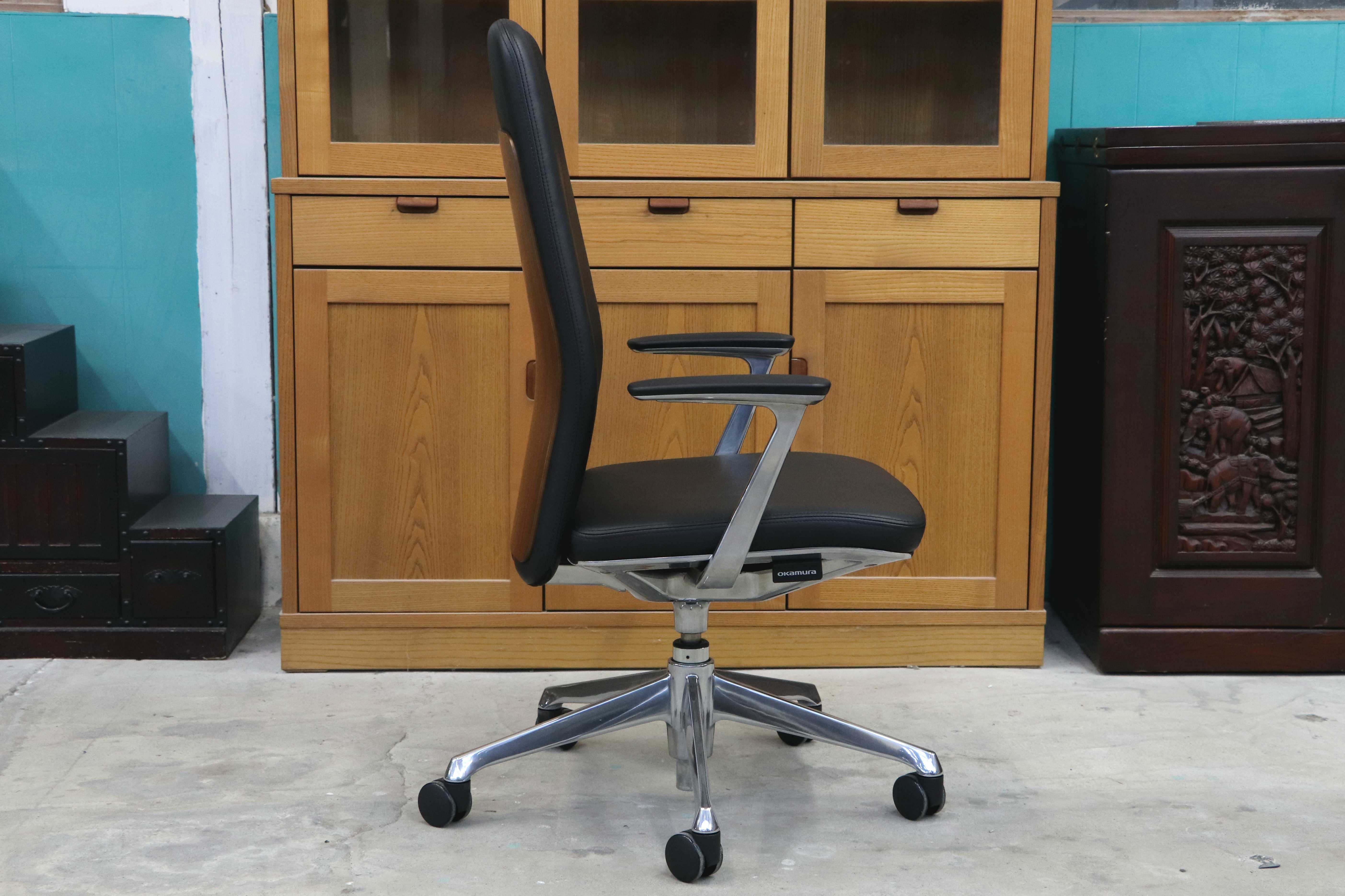 GMIK678E○okamura / オカムラ CRAFTIE クラフティー デスクチェア オフィスチェア アームチェア 本革 ウォールナット 定価約38万 展示品