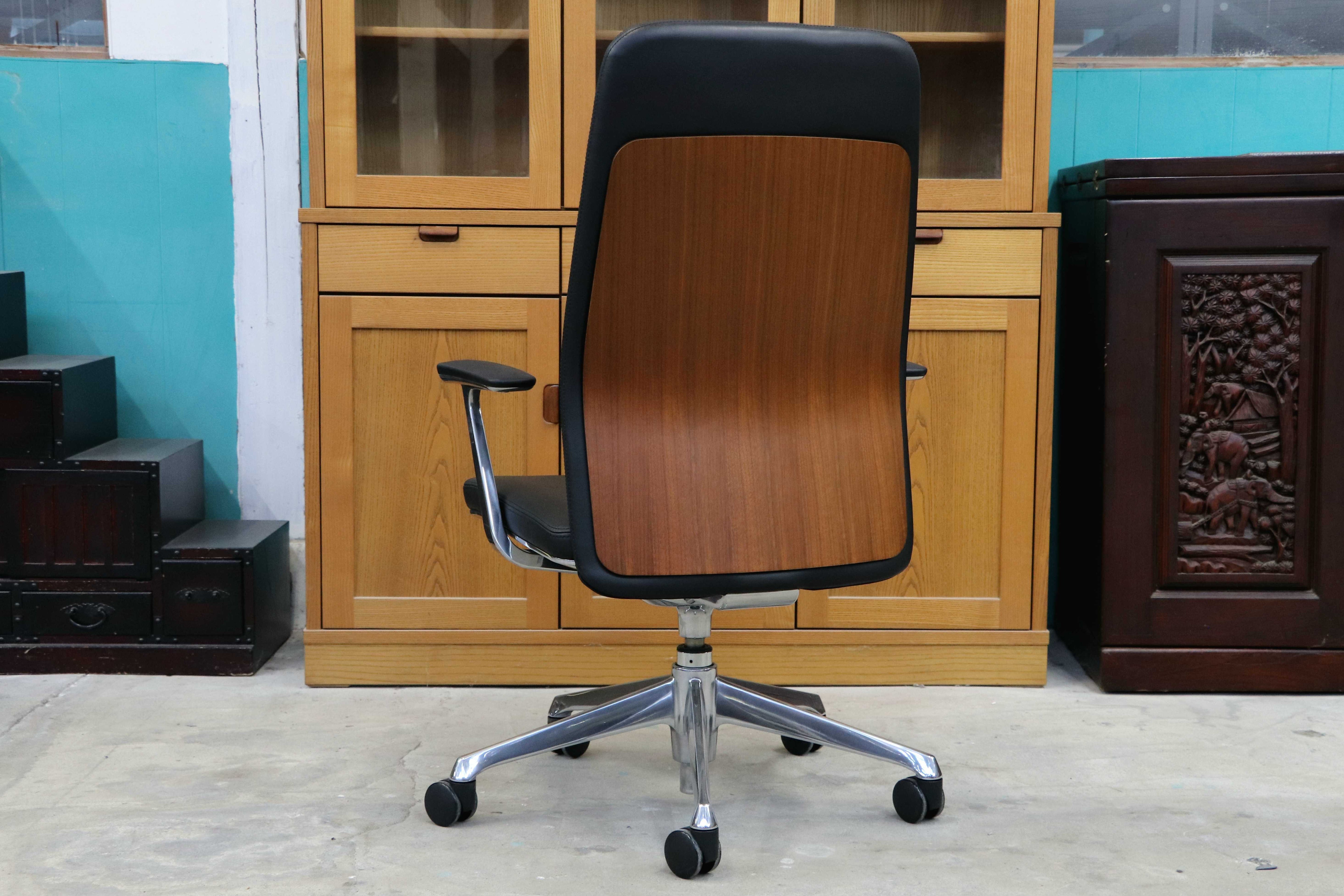 GMIK678E○okamura / オカムラ CRAFTIE クラフティー デスクチェア オフィスチェア アームチェア 本革 ウォールナット 定価約38万 展示品