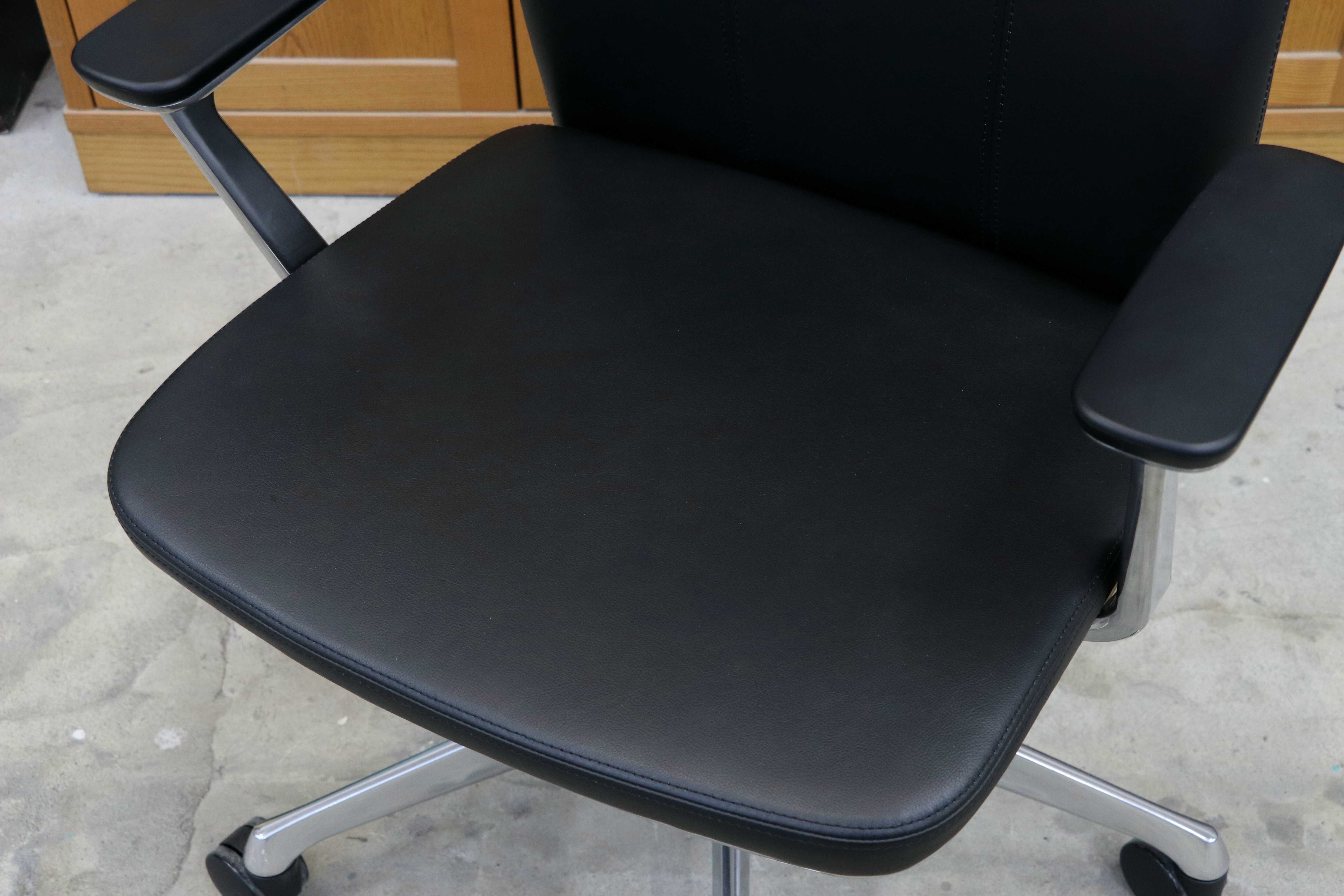 GMIK678E○okamura / オカムラ CRAFTIE クラフティー デスクチェア オフィスチェア アームチェア 本革 ウォールナット 定価約38万 展示品