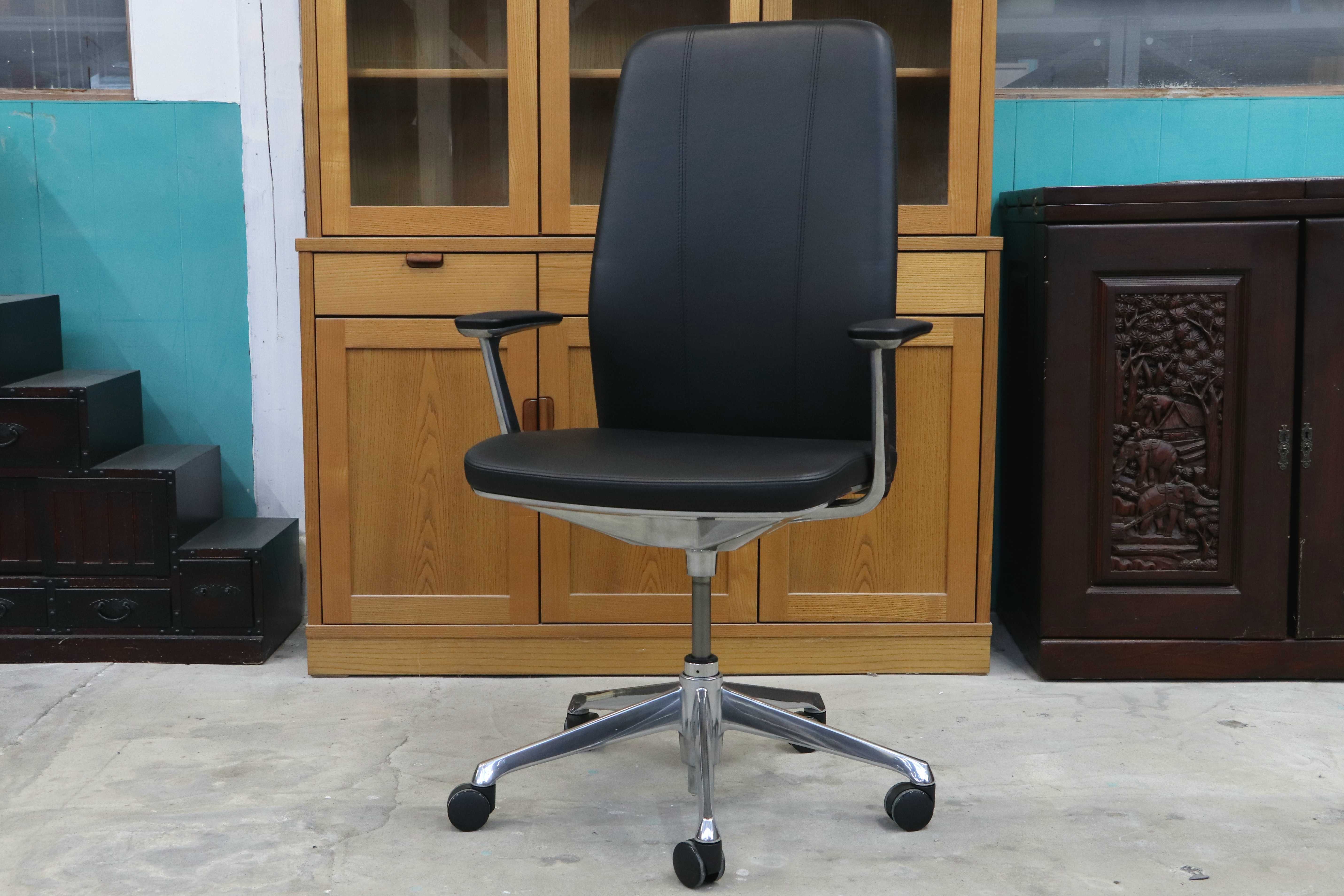 GMIK678E○okamura / オカムラ CRAFTIE クラフティー デスクチェア オフィスチェア アームチェア 本革 ウォールナット 定価約38万 展示品