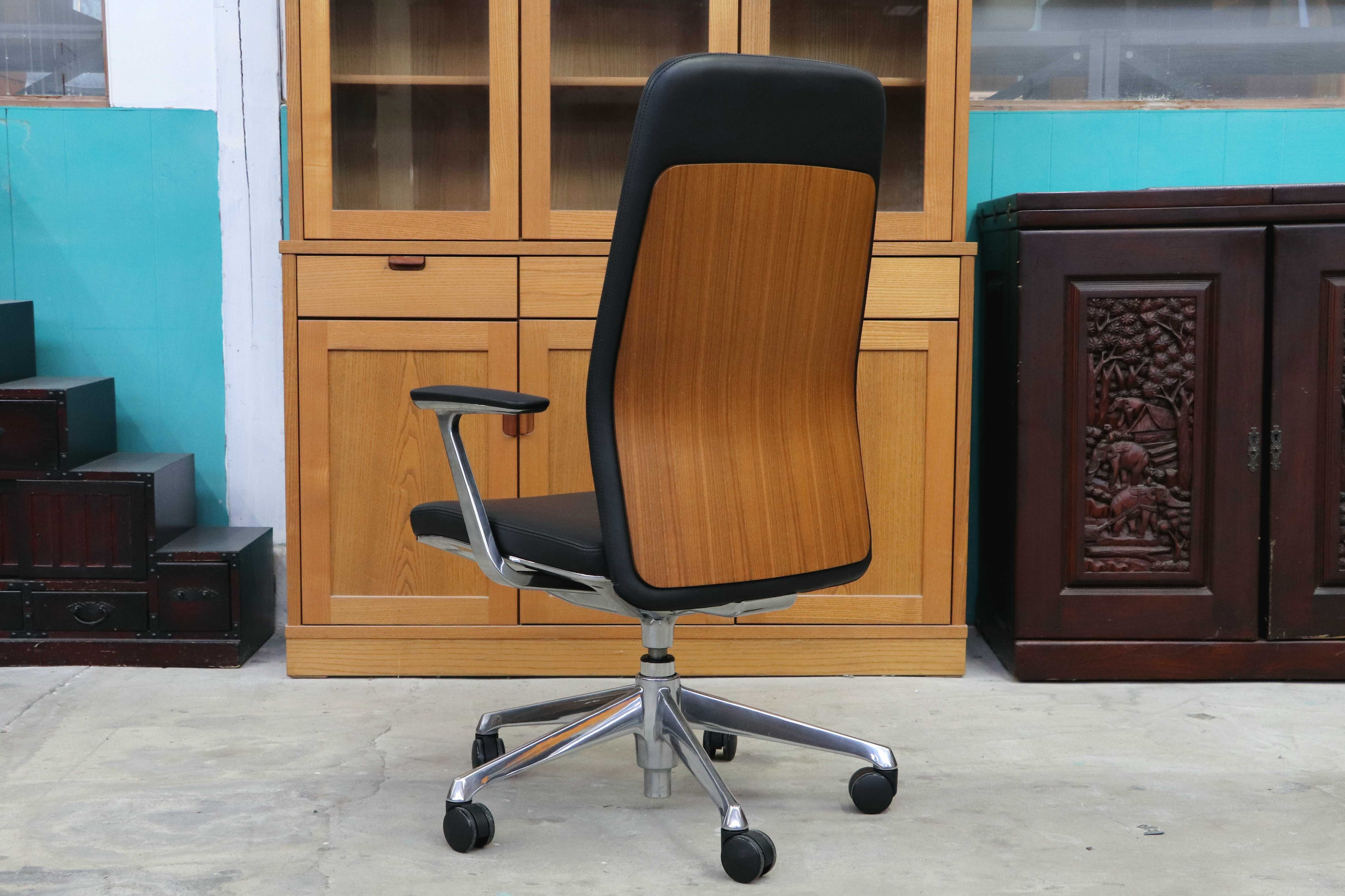 GMIK678G○okamura / オカムラ CRAFTIE クラフティー デスクチェア オフィスチェア アームチェア 本革 ウォールナット 定価約38万 展示品