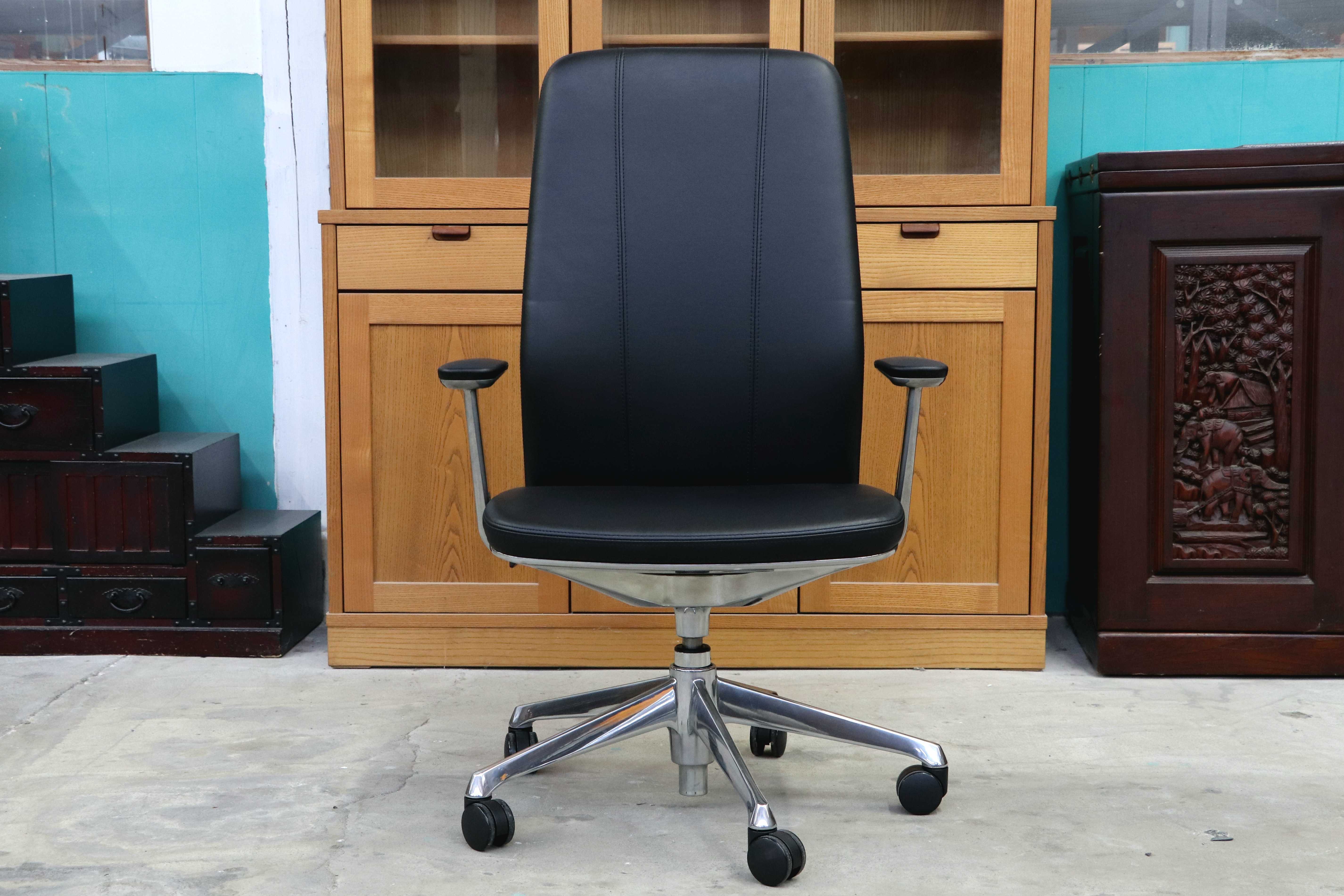 GMIK678G○okamura / オカムラ CRAFTIE クラフティー デスクチェア オフィスチェア アームチェア 本革 ウォールナット 定価約38万 展示品