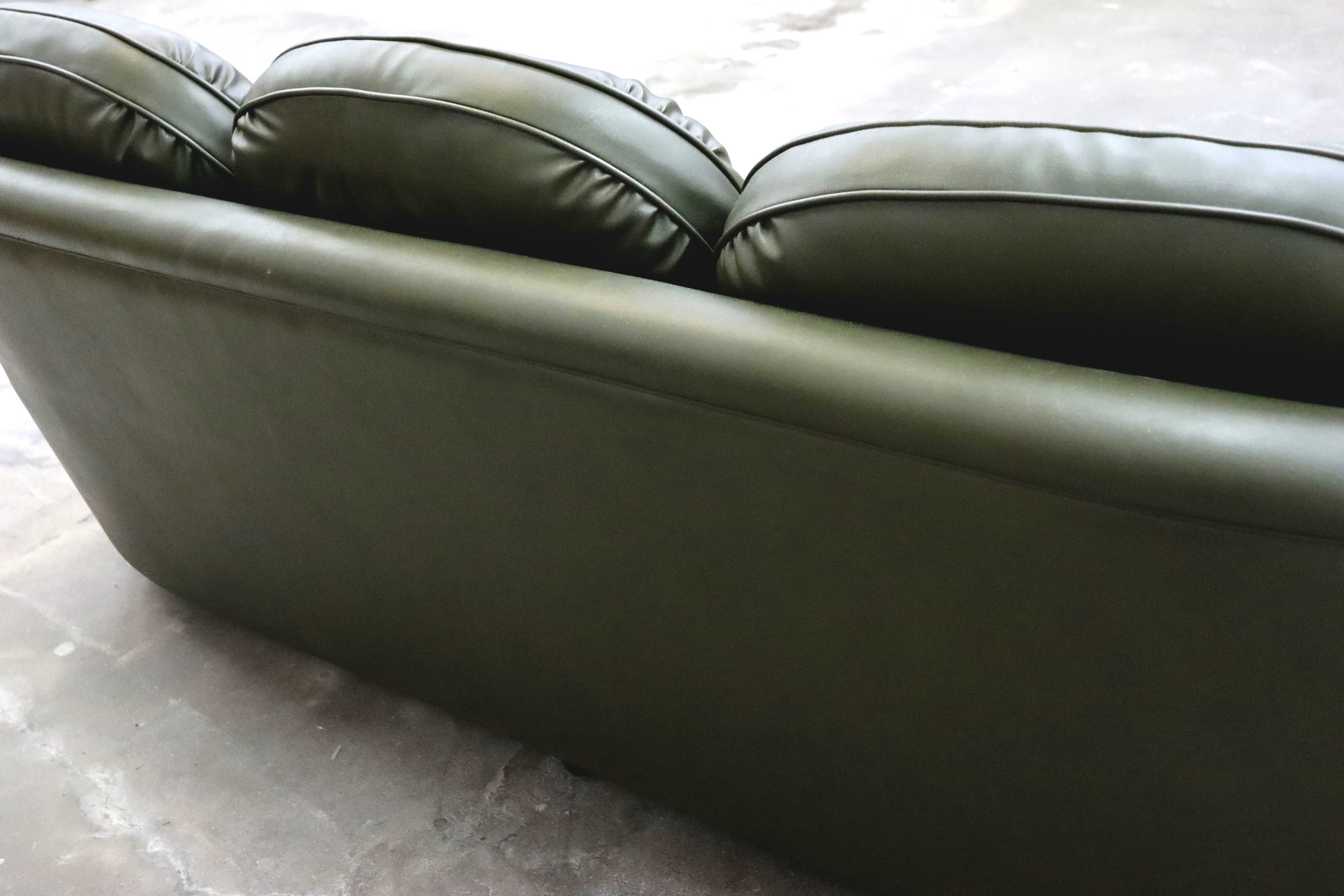 GMIK820○maruni / マルニ ベルサイユ 3人掛けソファ 3Pソファ 合皮 木製アーム クラシック エレガント 応接 ボタンタフティング 国産家具