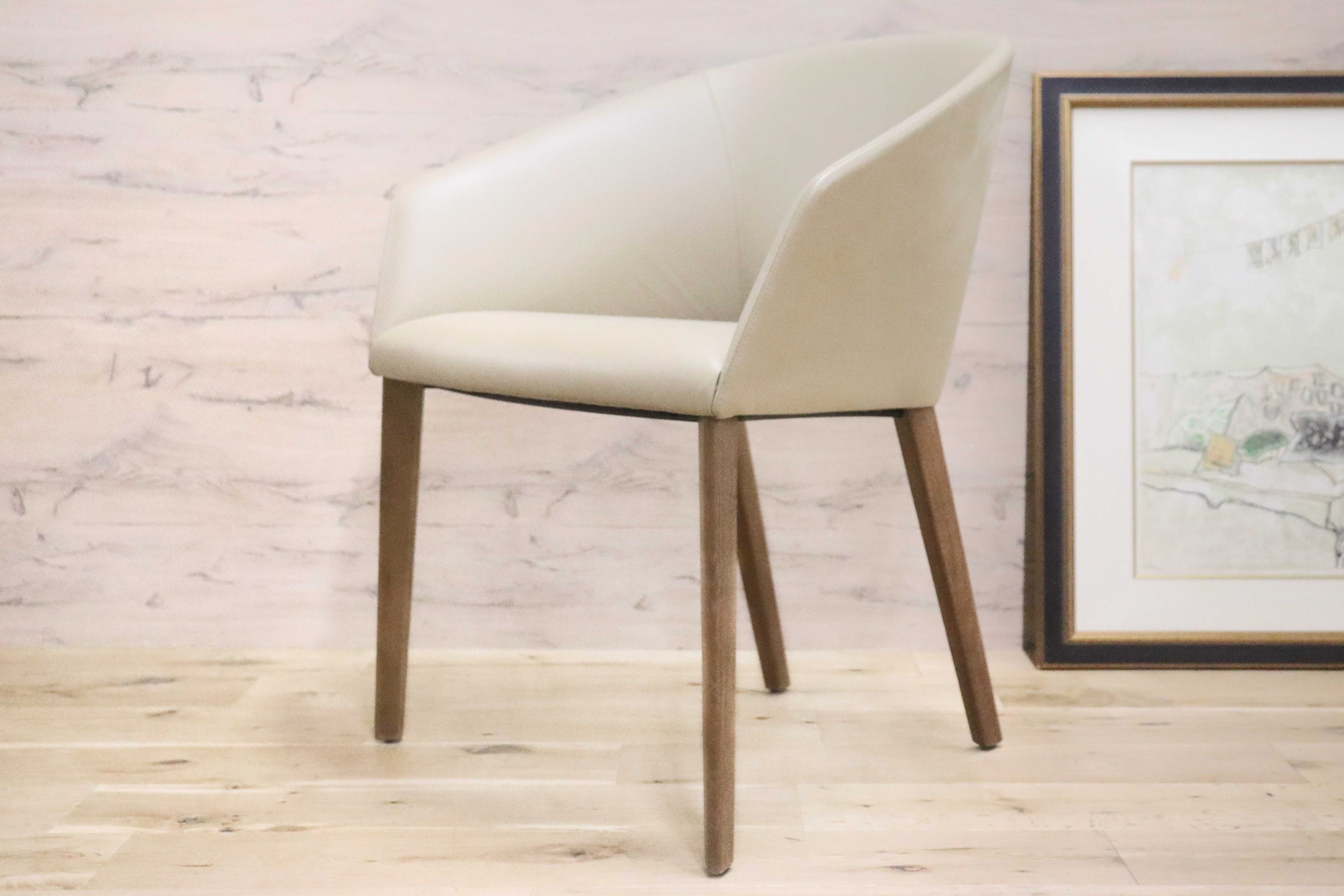 GMGN421V○Andreu World / アンドリュー・ワールド Brandy アームチェア 椅子 本革 レザー ベージュ モダン 定価約20万 展示品