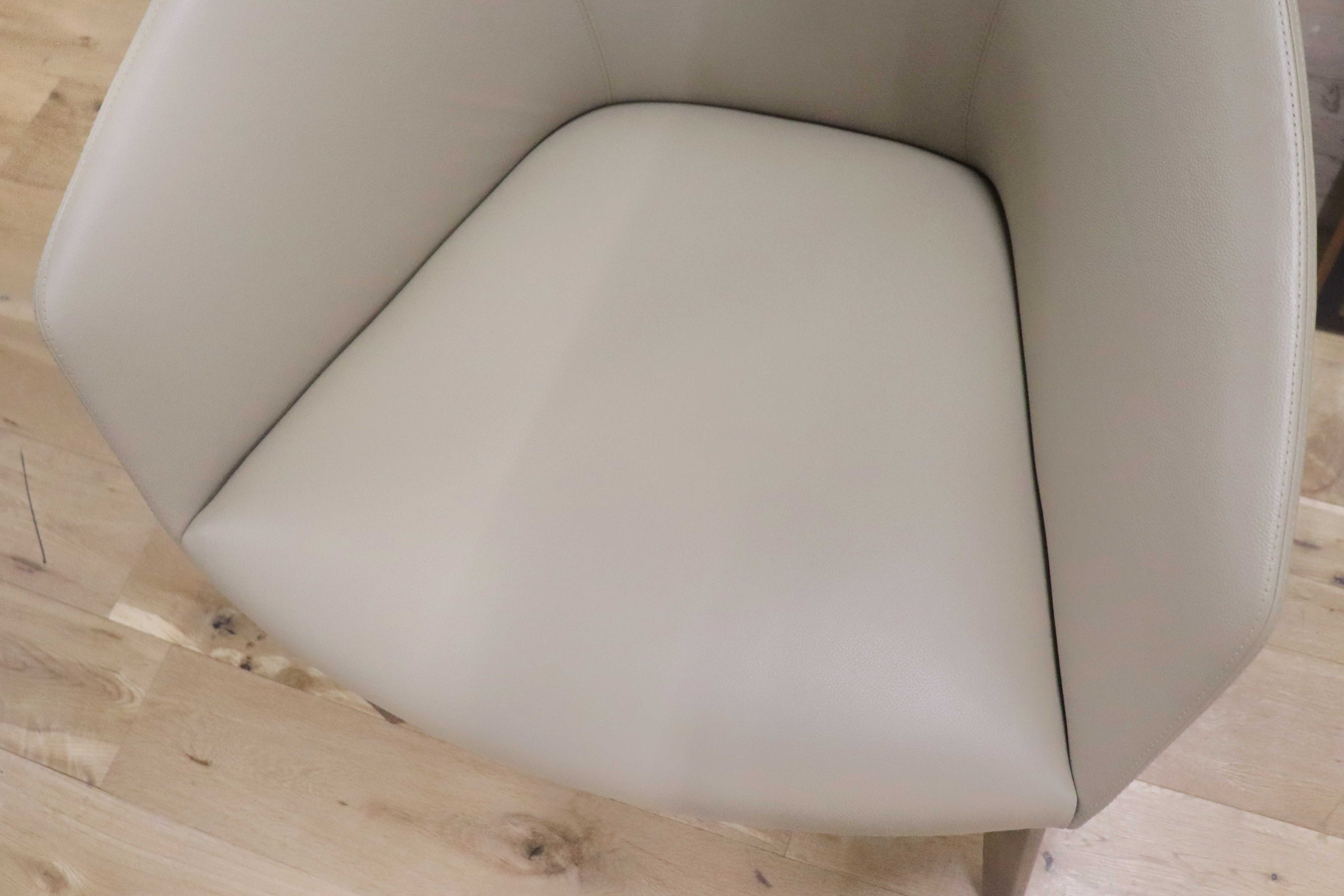 GMGN421V○Andreu World / アンドリュー・ワールド Brandy アームチェア 椅子 本革 レザー ベージュ モダン 定価約20万 展示品