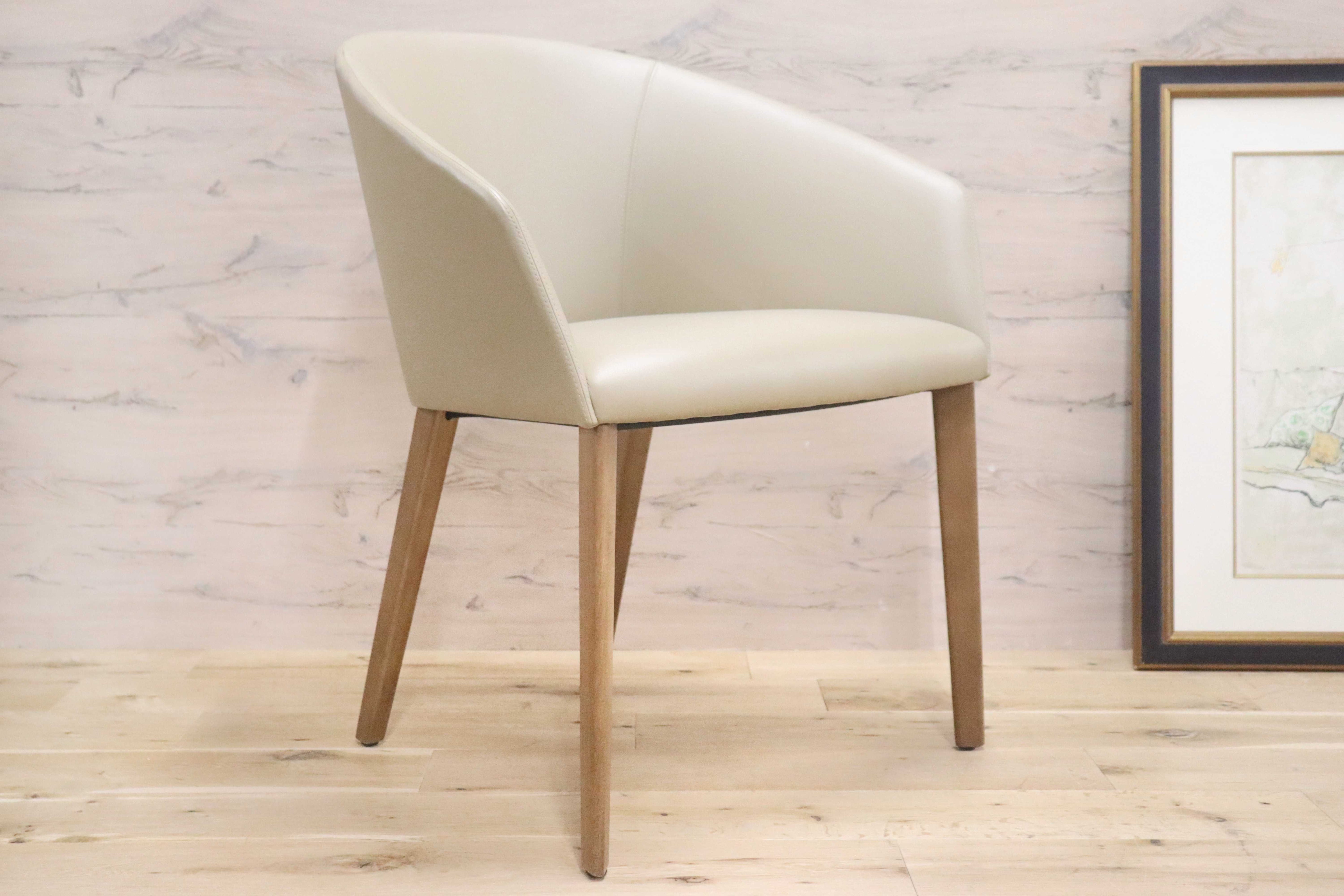 GMGN421W○Andreu World / アンドリュー・ワールド Brandy アームチェア 椅子 本革 レザー ベージュ モダン 定価約20万 展示品