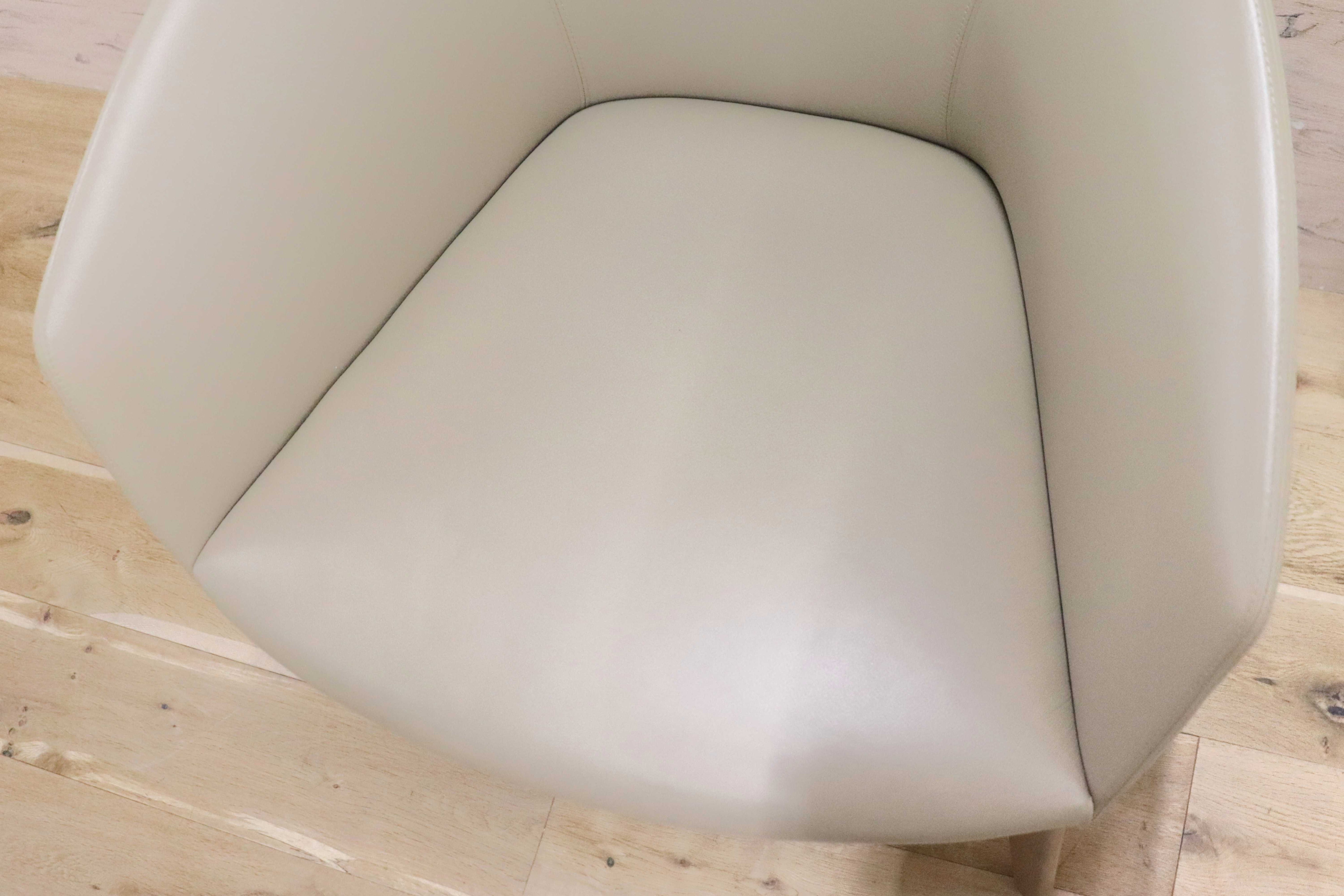 GMGN421X○Andreu World / アンドリュー・ワールド Brandy アームチェア 椅子 本革 レザー ベージュ モダン 定価約20万 展示品