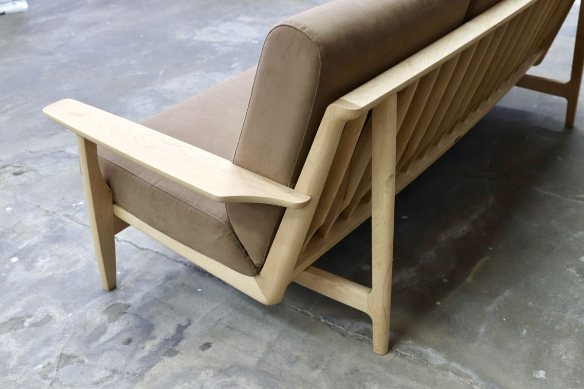 GMIK704○karimoku / カリモク WU6153 3人掛けソファ トリプルソファ ピュアメープル 布張り 長椅子 国産家具 約39万 展示品