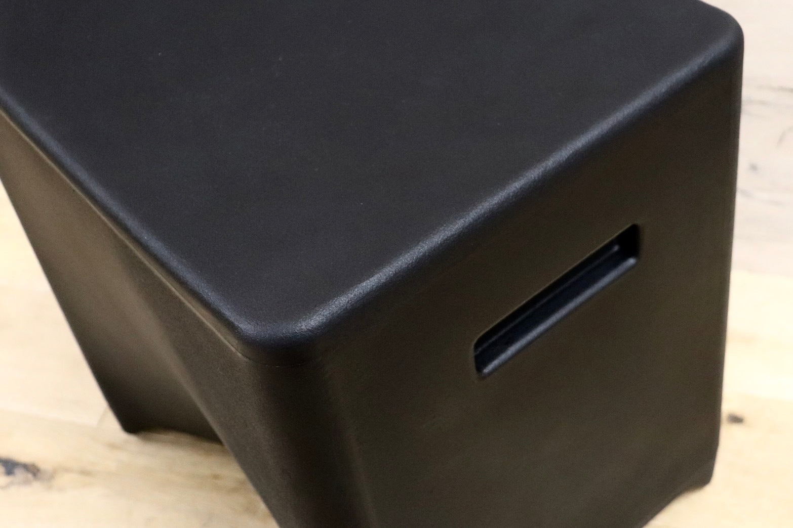 GMGN334F○Kian Furniture / キアン Rumble stool ランブル スツール 腰掛け 椅子 プラスチック ブラック デザイナーズ家具 モダン 展示品