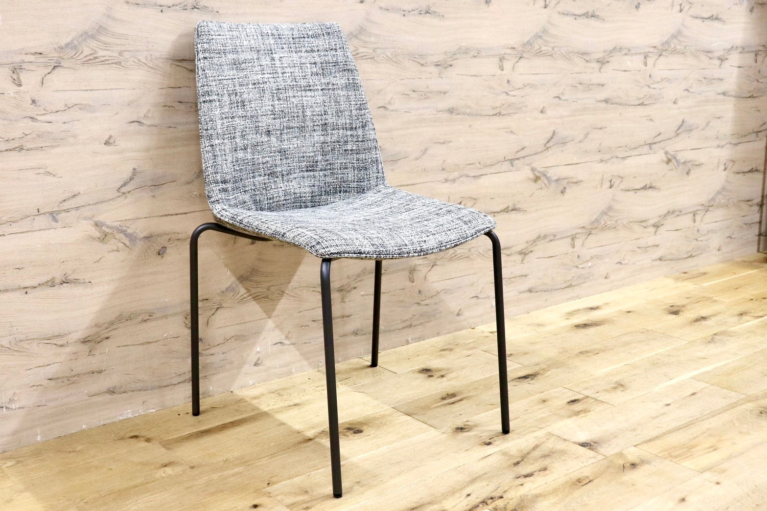 GMHH398A○HUKLA / フクラ LINTE ファブリック モダン ダイニングチェア 椅子 チェア アームレスチェア 定価約6万 モデルルーム展示品