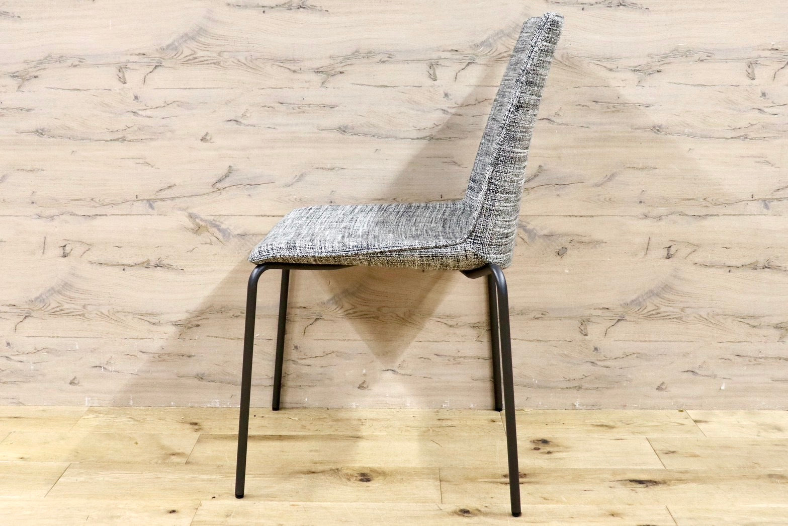 GMHH398A○HUKLA / フクラ LINTE ファブリック モダン ダイニングチェア 椅子 チェア アームレスチェア 定価約6万 モデルルーム展示品