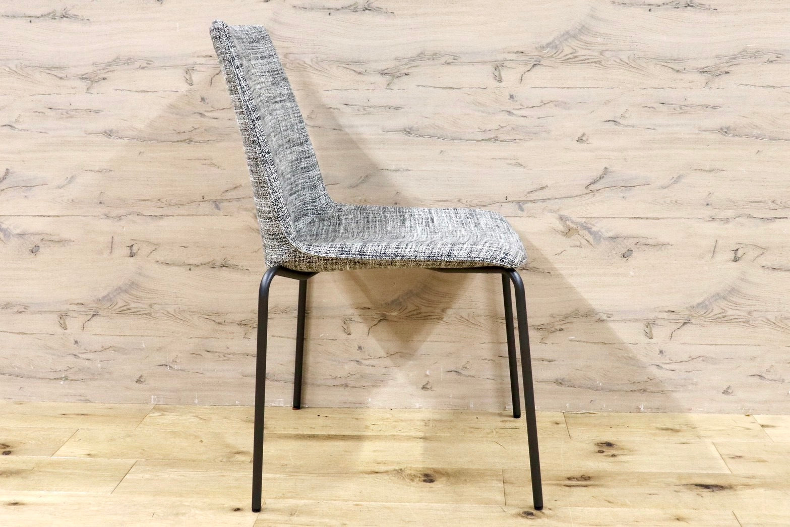 GMHH398A○HUKLA / フクラ LINTE ファブリック モダン ダイニングチェア 椅子 チェア アームレスチェア 定価約6万 モデルルーム展示品