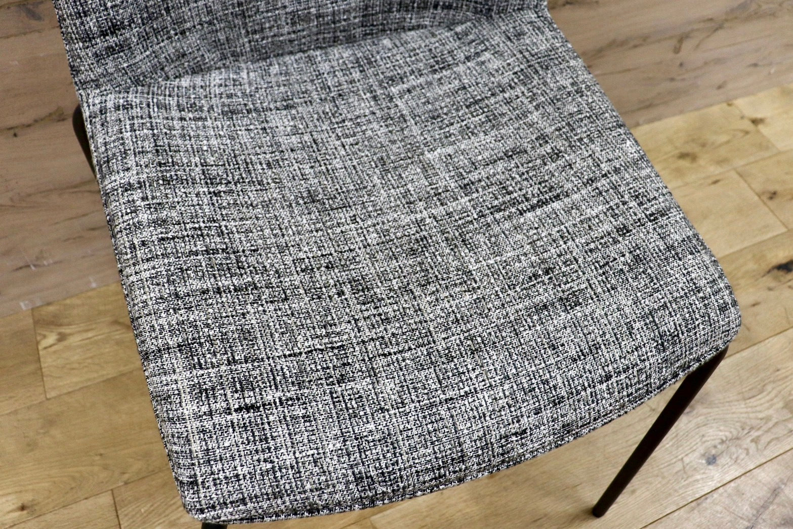 GMHH398A○HUKLA / フクラ LINTE ファブリック モダン ダイニングチェア 椅子 チェア アームレスチェア 定価約6万 モデルルーム展示品