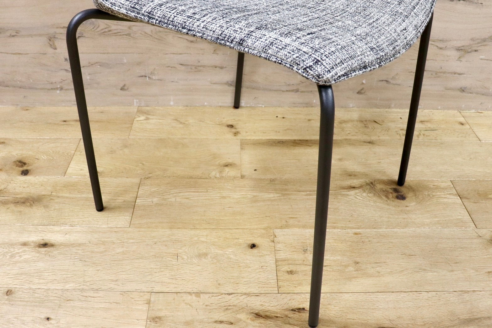 GMHH398A○HUKLA / フクラ LINTE ファブリック モダン ダイニングチェア 椅子 チェア アームレスチェア 定価約6万 モデルルーム展示品