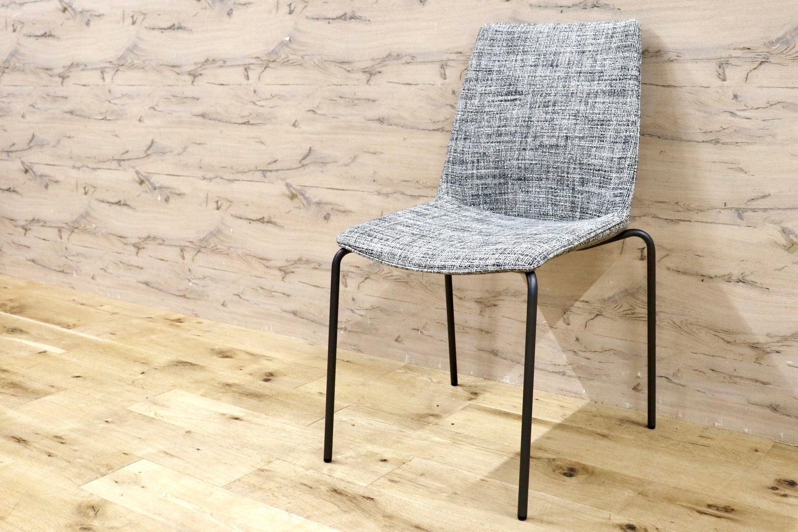 GMHH398C○HUKLA / フクラ LINTE ファブリック モダン ダイニングチェア 椅子 チェア アームレスチェア 定価約6万 モデルルーム展示品