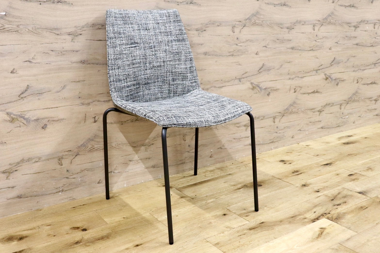 GMHH398C○HUKLA / フクラ LINTE ファブリック モダン ダイニングチェア 椅子 チェア アームレスチェア 定価約6万 モデルルーム展示品