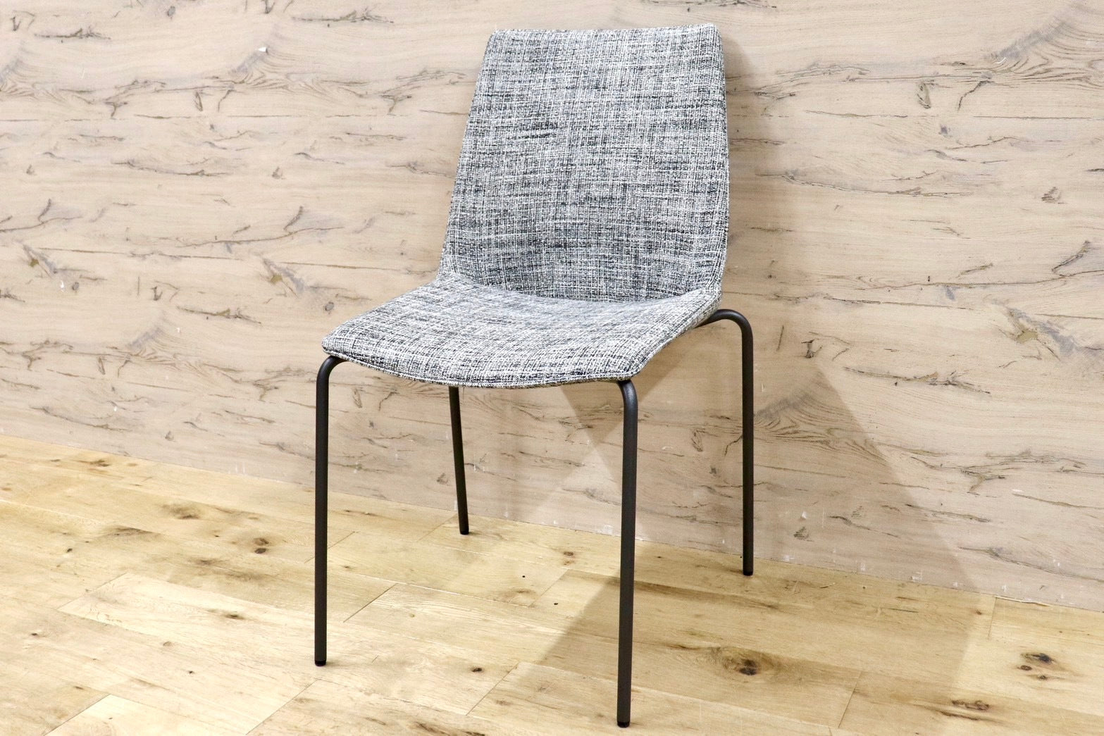 GMHH398C○HUKLA / フクラ LINTE ファブリック モダン ダイニングチェア 椅子 チェア アームレスチェア 定価約6万 モデルルーム展示品