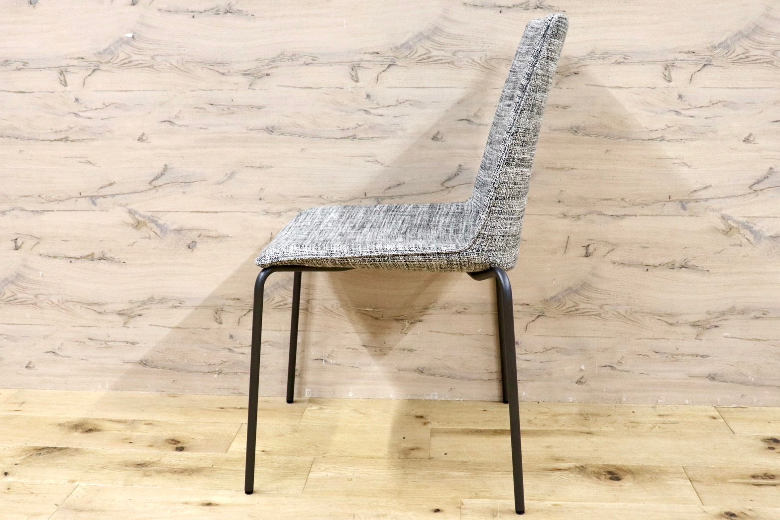 GMHH398C○HUKLA / フクラ LINTE ファブリック モダン ダイニングチェア 椅子 チェア アームレスチェア 定価約6万 モデルルーム展示品