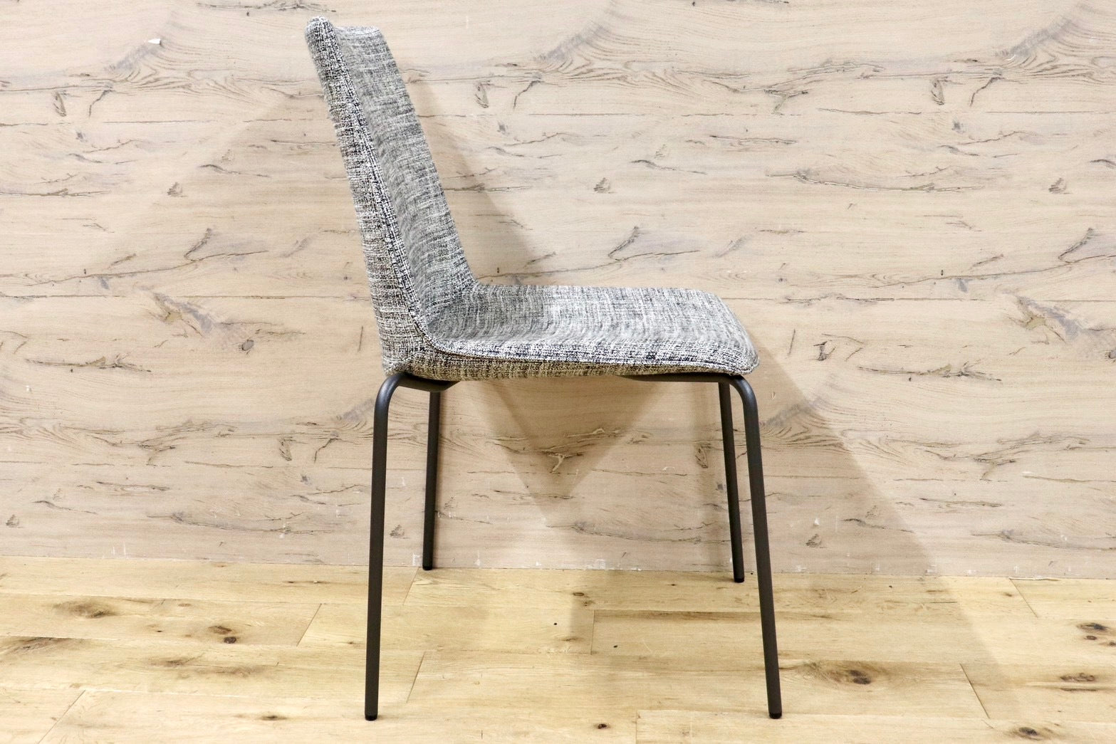 GMHH398C○HUKLA / フクラ LINTE ファブリック モダン ダイニングチェア 椅子 チェア アームレスチェア 定価約6万 モデルルーム展示品