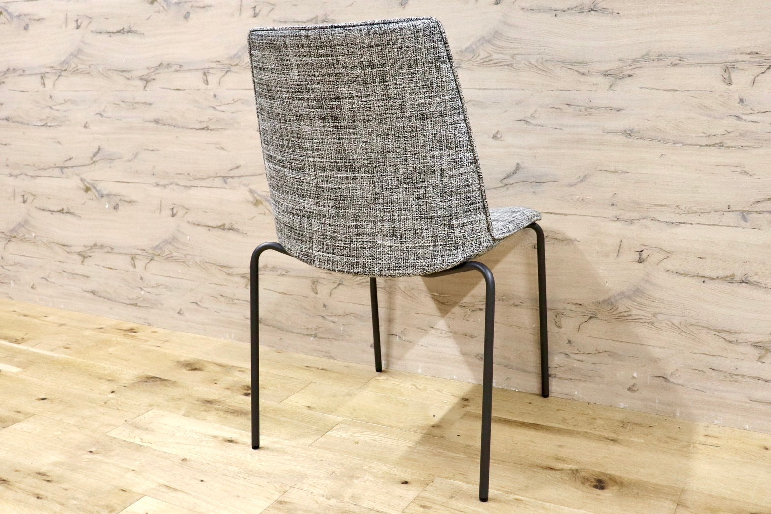 GMHH398C○HUKLA / フクラ LINTE ファブリック モダン ダイニングチェア 椅子 チェア アームレスチェア 定価約6万 モデルルーム展示品