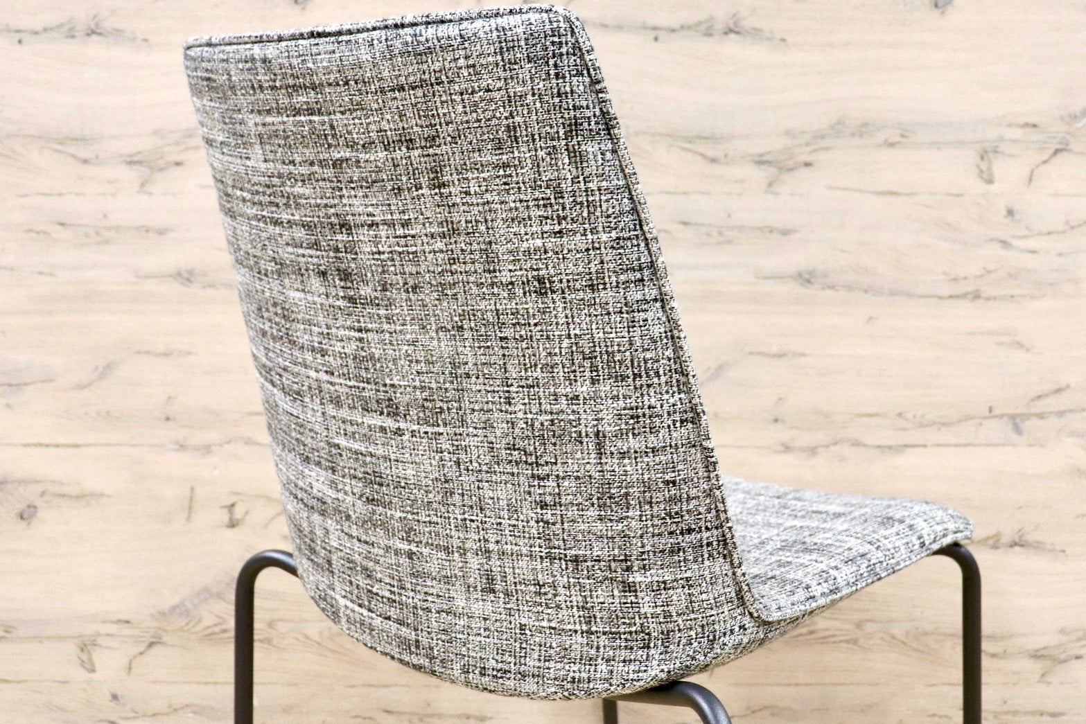 GMHH398C○HUKLA / フクラ LINTE ファブリック モダン ダイニングチェア 椅子 チェア アームレスチェア 定価約6万 モデルルーム展示品