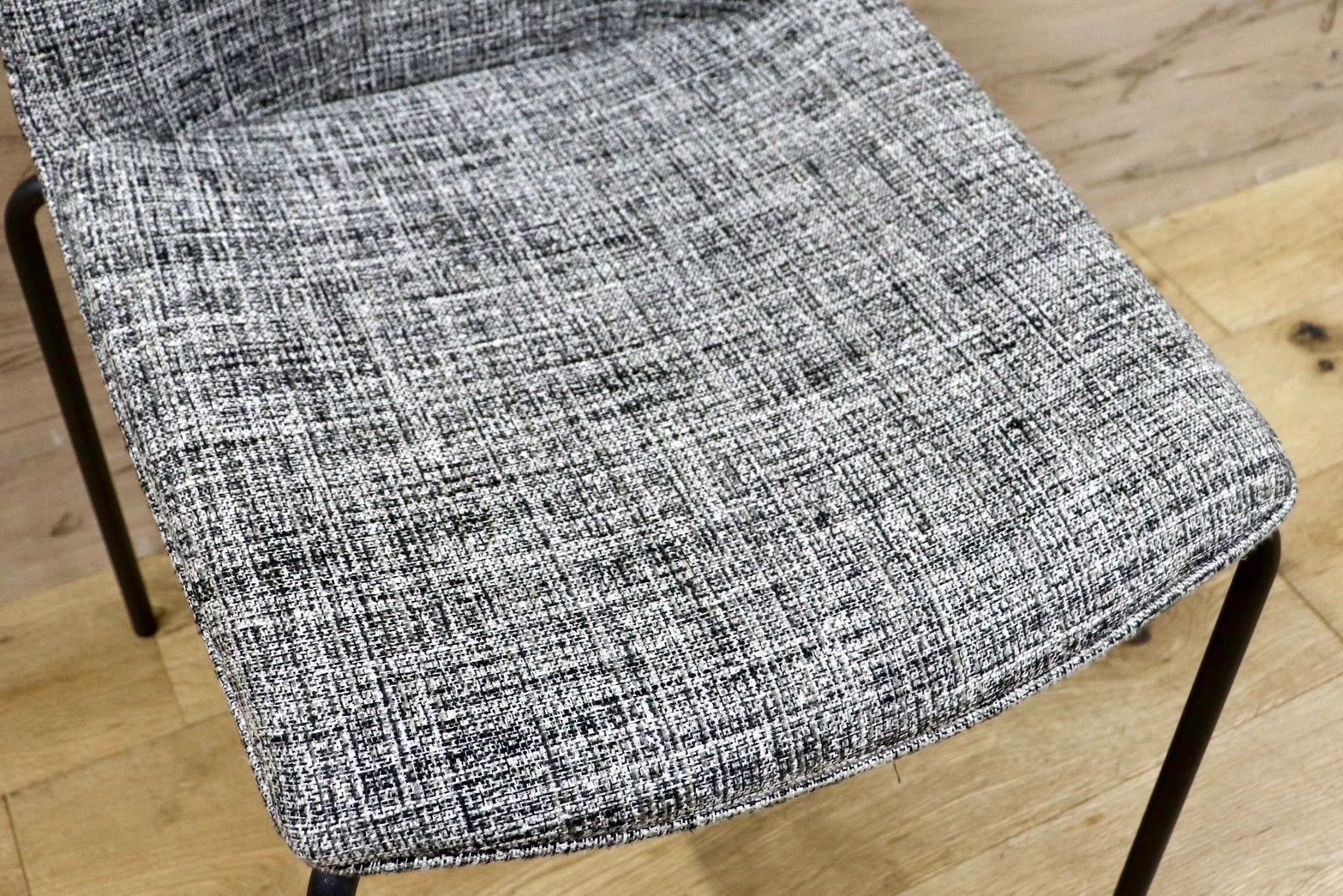 GMHH398C○HUKLA / フクラ LINTE ファブリック モダン ダイニングチェア 椅子 チェア アームレスチェア 定価約6万 モデルルーム展示品