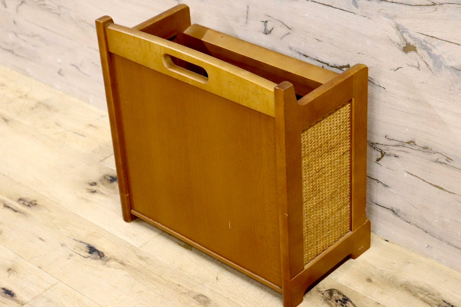 GMHK664○karimoku / カリモク コロニアル マガジンラック スリッパラック 雑誌入れ 収納 木製 ラタン レトロ ヴィンテージ