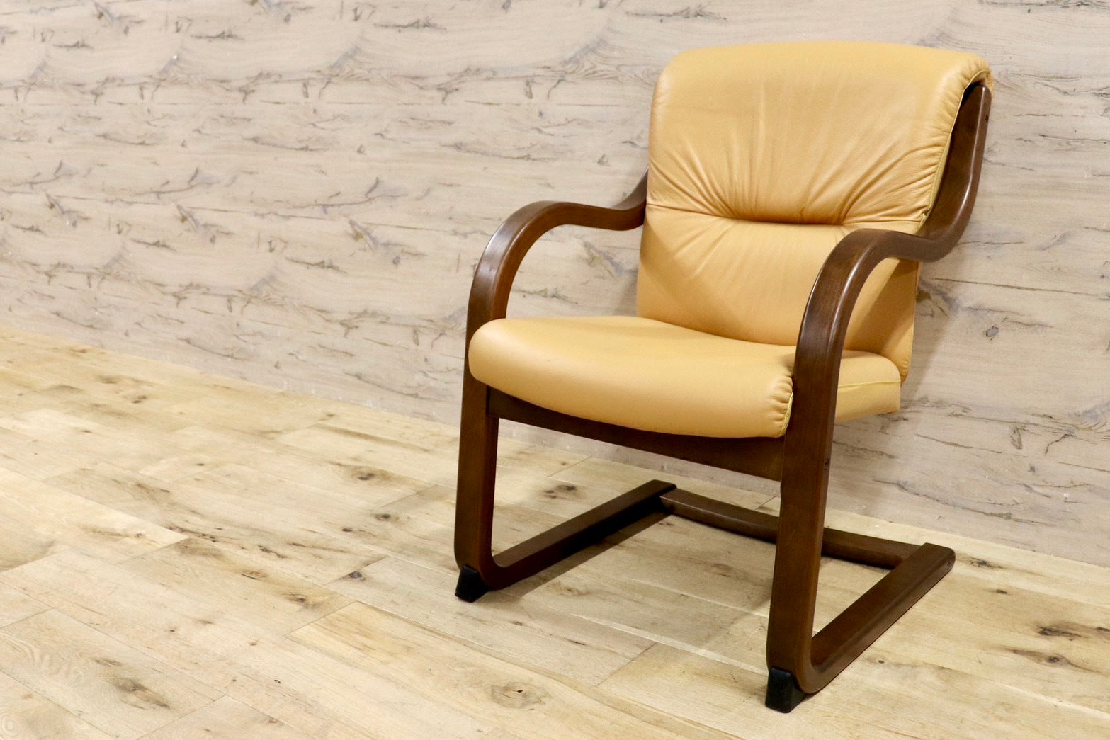 GMHK691○冨士ファニチア / FUJI FANITURE 1人掛けソファ シングルソファ ダイニングチェア アームチェア 椅子 曲木 本革 モダン 国産家具