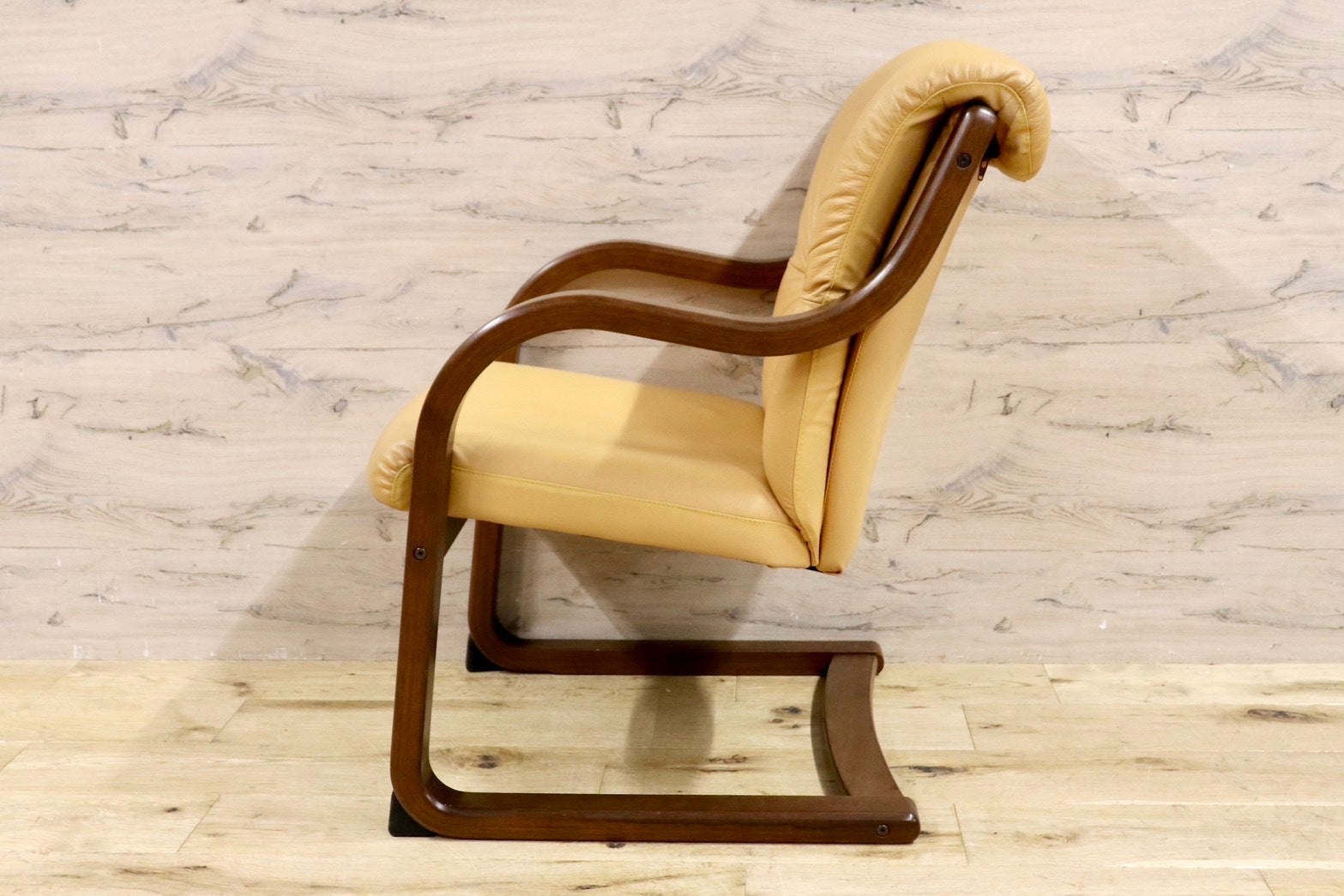 GMHK691○冨士ファニチア / FUJI FANITURE 1人掛けソファ シングルソファ ダイニングチェア アームチェア 椅子 曲木 本革 モダン 国産家具