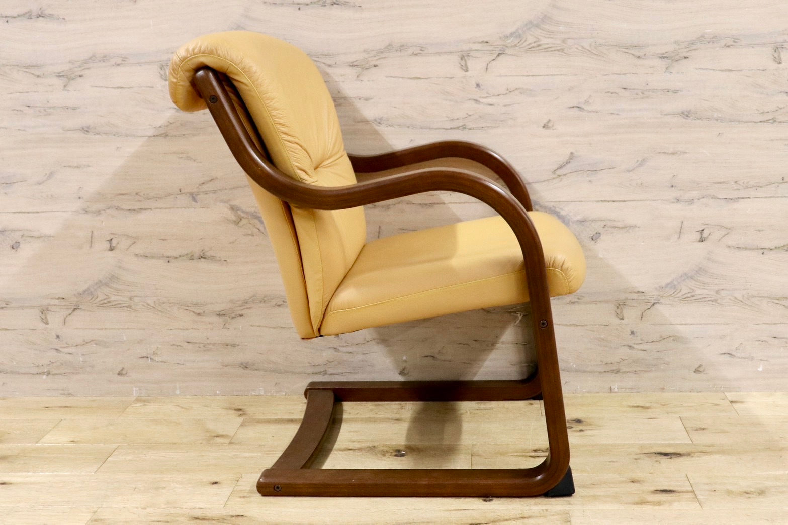 GMHK691○冨士ファニチア / FUJI FANITURE 1人掛けソファ シングルソファ ダイニングチェア アームチェア 椅子 曲木 本革 モダン 国産家具