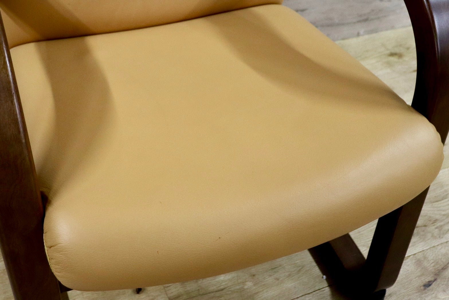 GMHK691○冨士ファニチア / FUJI FANITURE 1人掛けソファ シングルソファ ダイニングチェア アームチェア 椅子 曲木 本革 モダン 国産家具