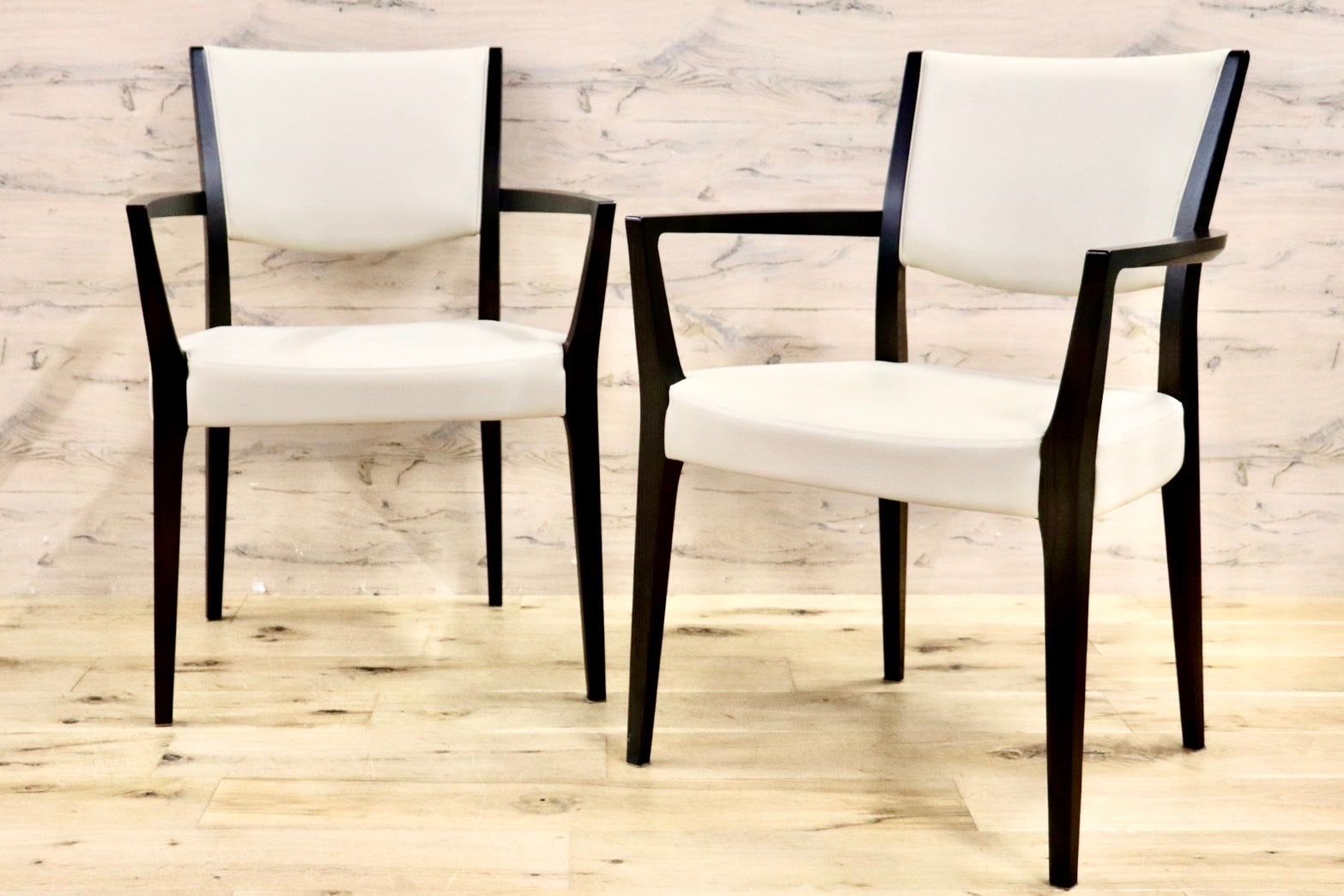 GMHK743A○karimoku / カリモク ダイニングチェア アームチェア 食卓椅子 2脚セット 合皮 アイボリー モダン 国産家具