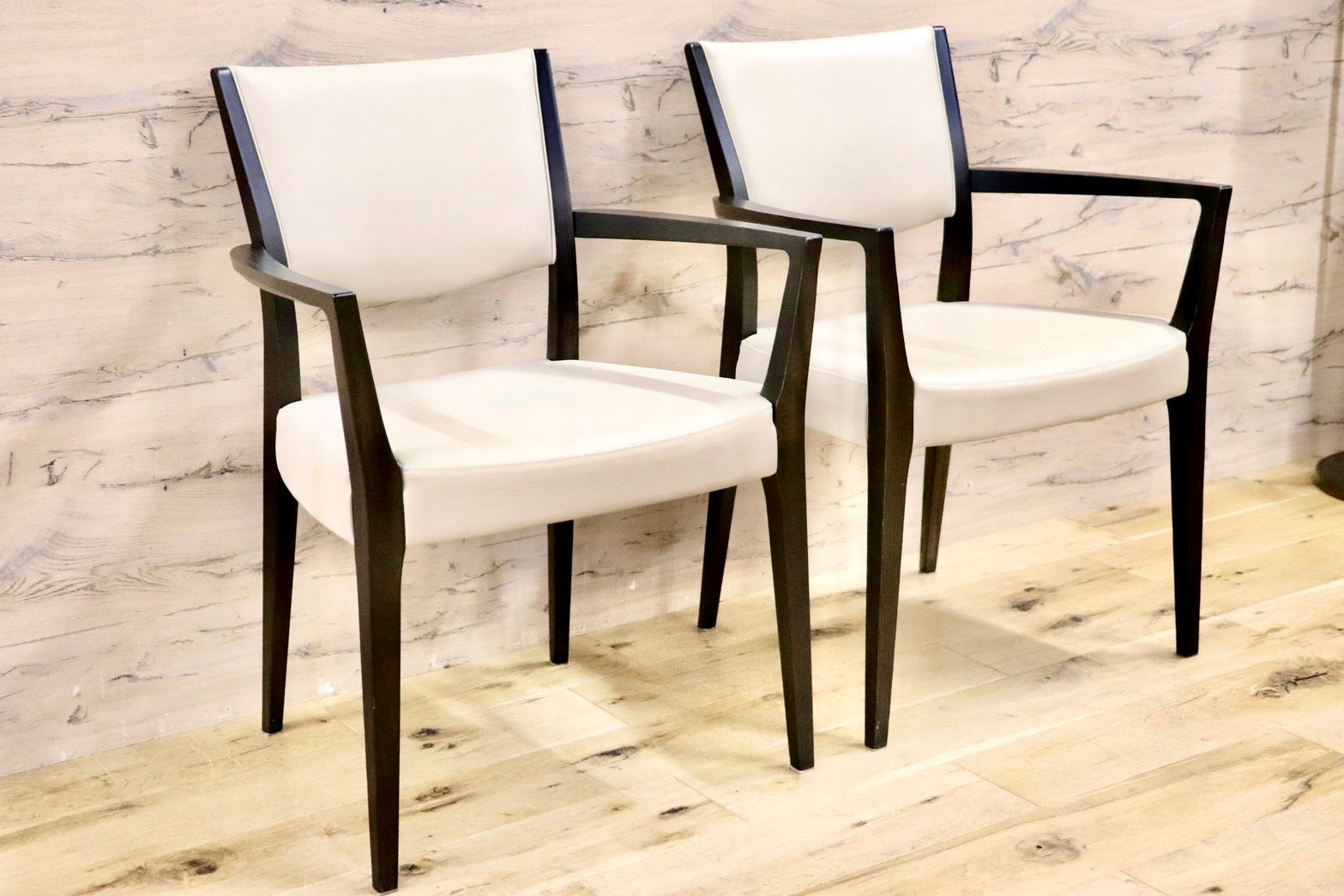 GMHK743A○karimoku / カリモク ダイニングチェア アームチェア 食卓椅子 2脚セット 合皮 アイボリー モダン 国産家具