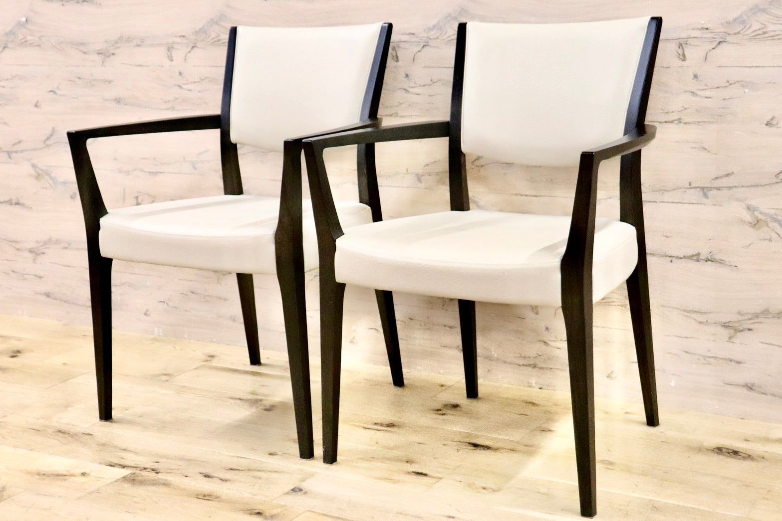 GMHK743A○karimoku / カリモク ダイニングチェア アームチェア 食卓椅子 2脚セット 合皮 アイボリー モダン 国産家具