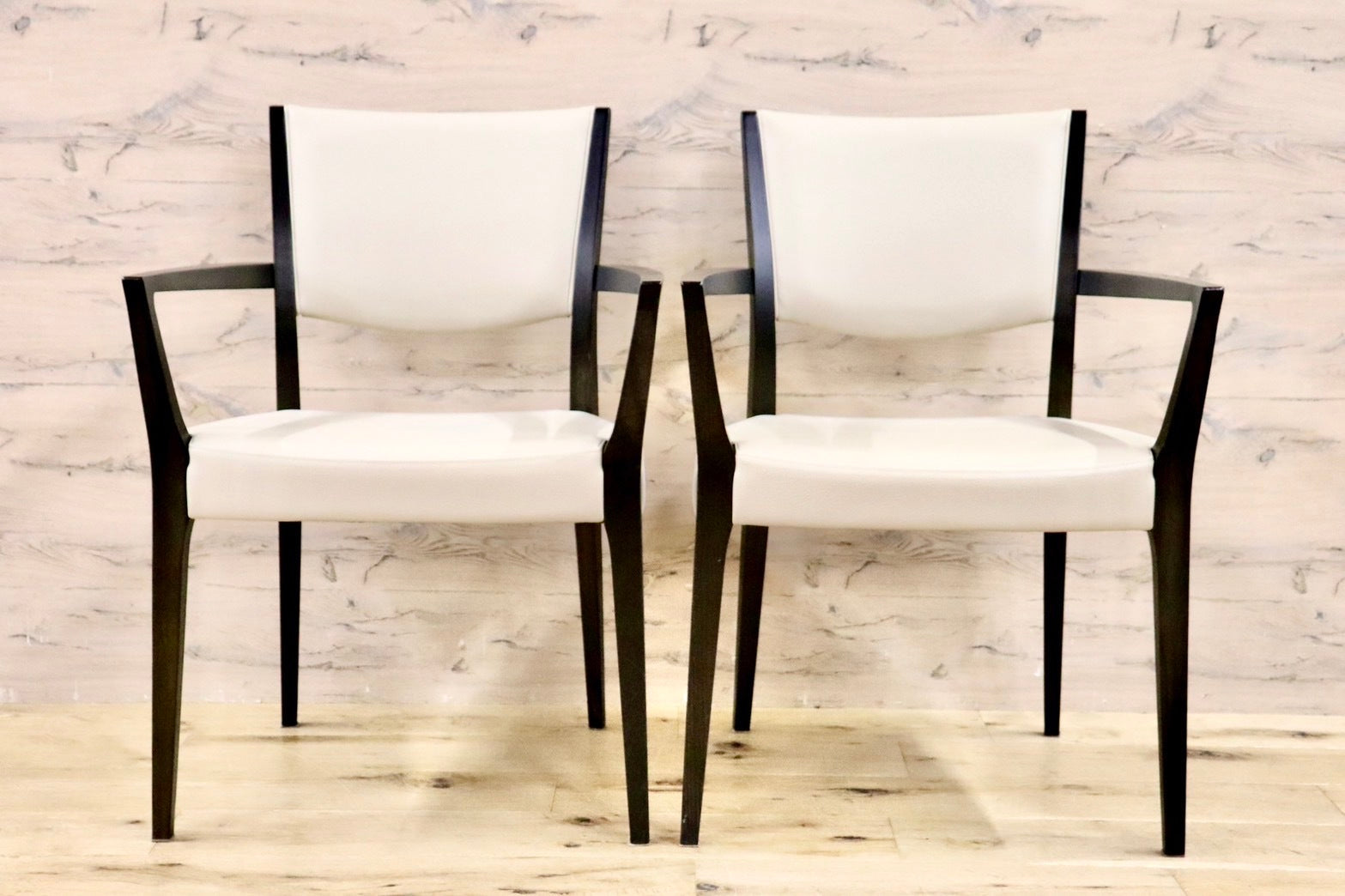 GMHK743A○karimoku / カリモク ダイニングチェア アームチェア 食卓椅子 2脚セット 合皮 アイボリー モダン 国産家具