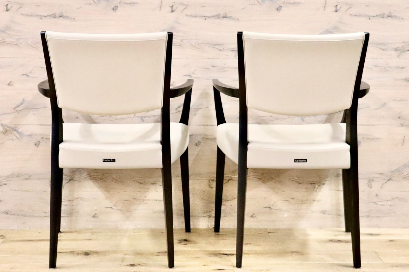 GMHK743A○karimoku / カリモク ダイニングチェア アームチェア 食卓椅子 2脚セット 合皮 アイボリー モダン 国産家具