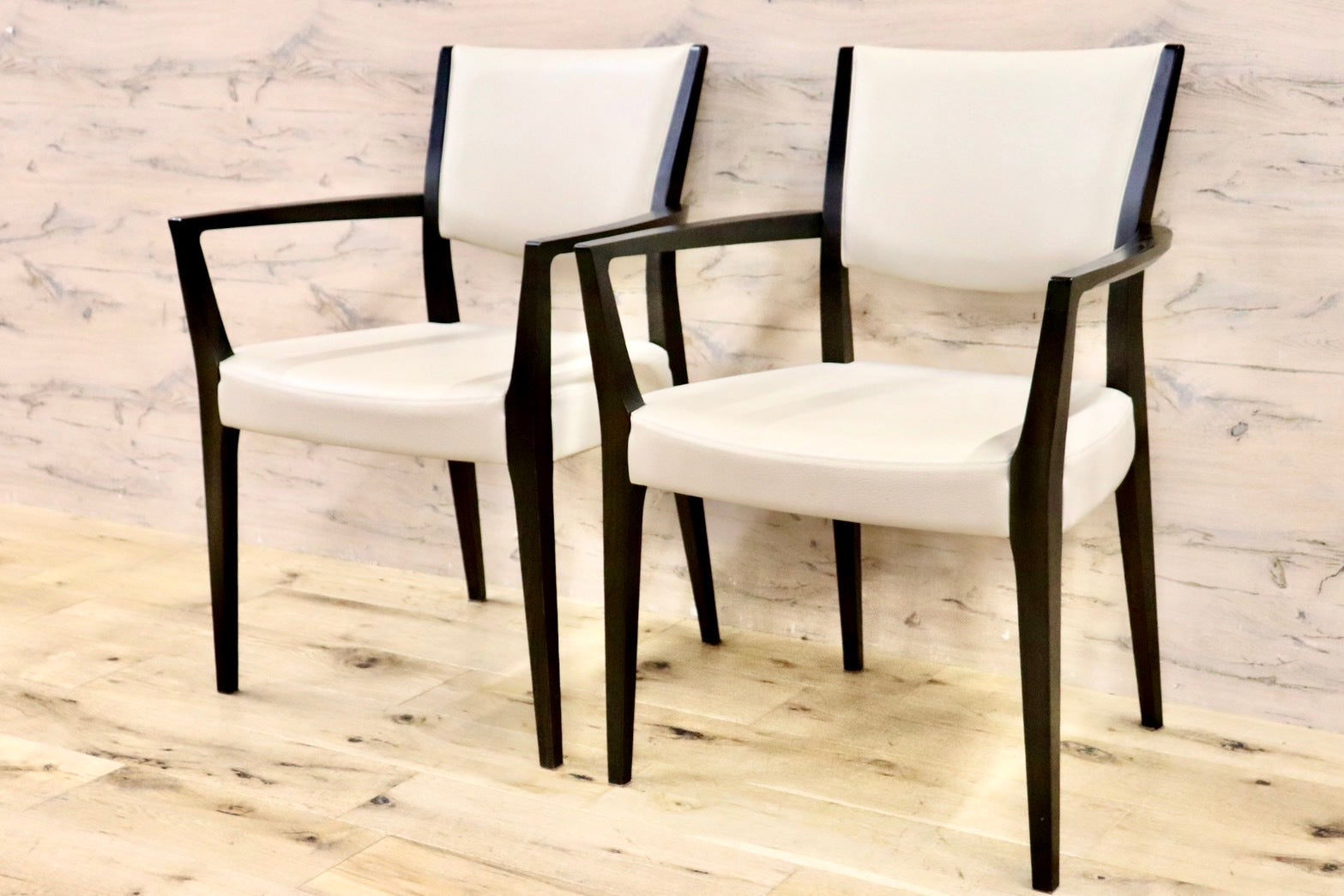 GMHK743B○karimoku / カリモク ダイニングチェア アームチェア 食卓椅子 2脚セット 合皮 アイボリー モダン 国産家具