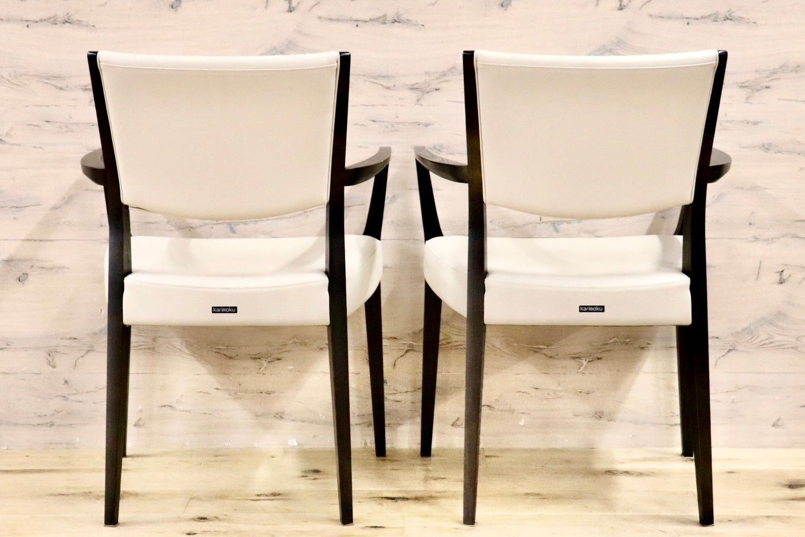 GMHK743B○karimoku / カリモク ダイニングチェア アームチェア 食卓椅子 2脚セット 合皮 アイボリー モダン 国産家具