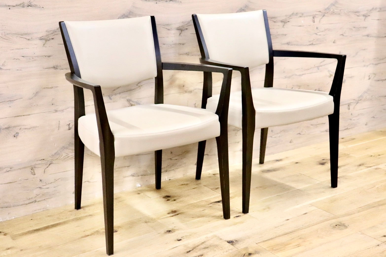 GMHK743B○karimoku / カリモク ダイニングチェア アームチェア 食卓椅子 2脚セット 合皮 アイボリー モダン 国産家具