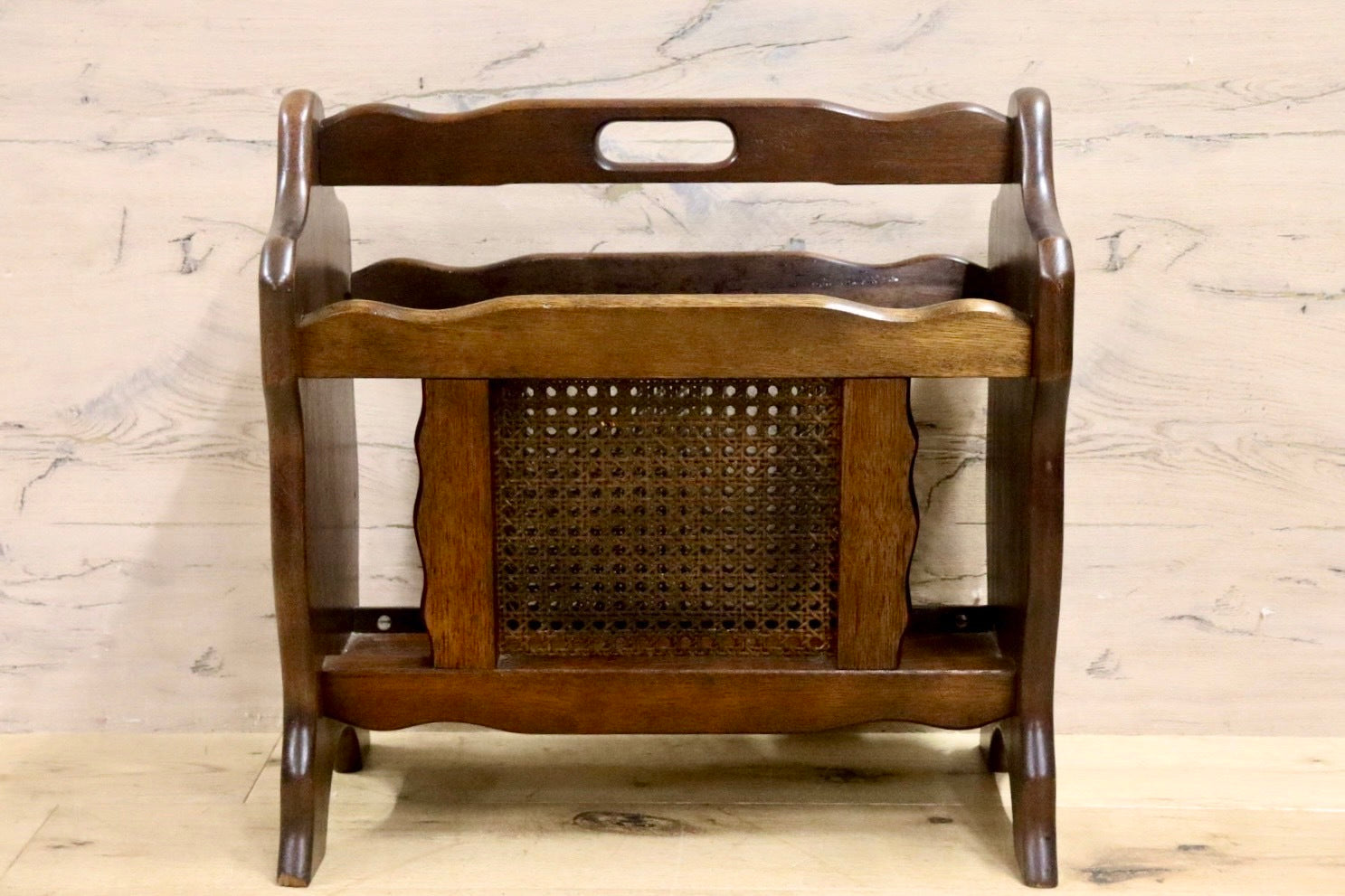 GMHK789○karimoku / カリモク コロニアル マガジンラック スリッパラック 雑誌入れ 収納 木製 ラタン アンティーク