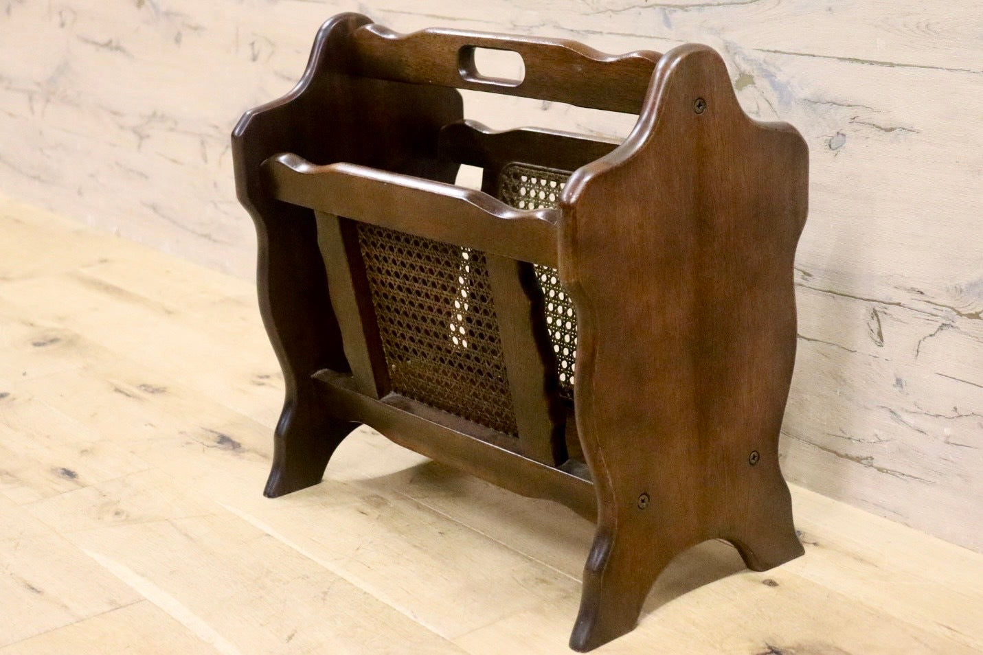 GMHK789○karimoku / カリモク コロニアル マガジンラック スリッパラック 雑誌入れ 収納 木製 ラタン アンティーク